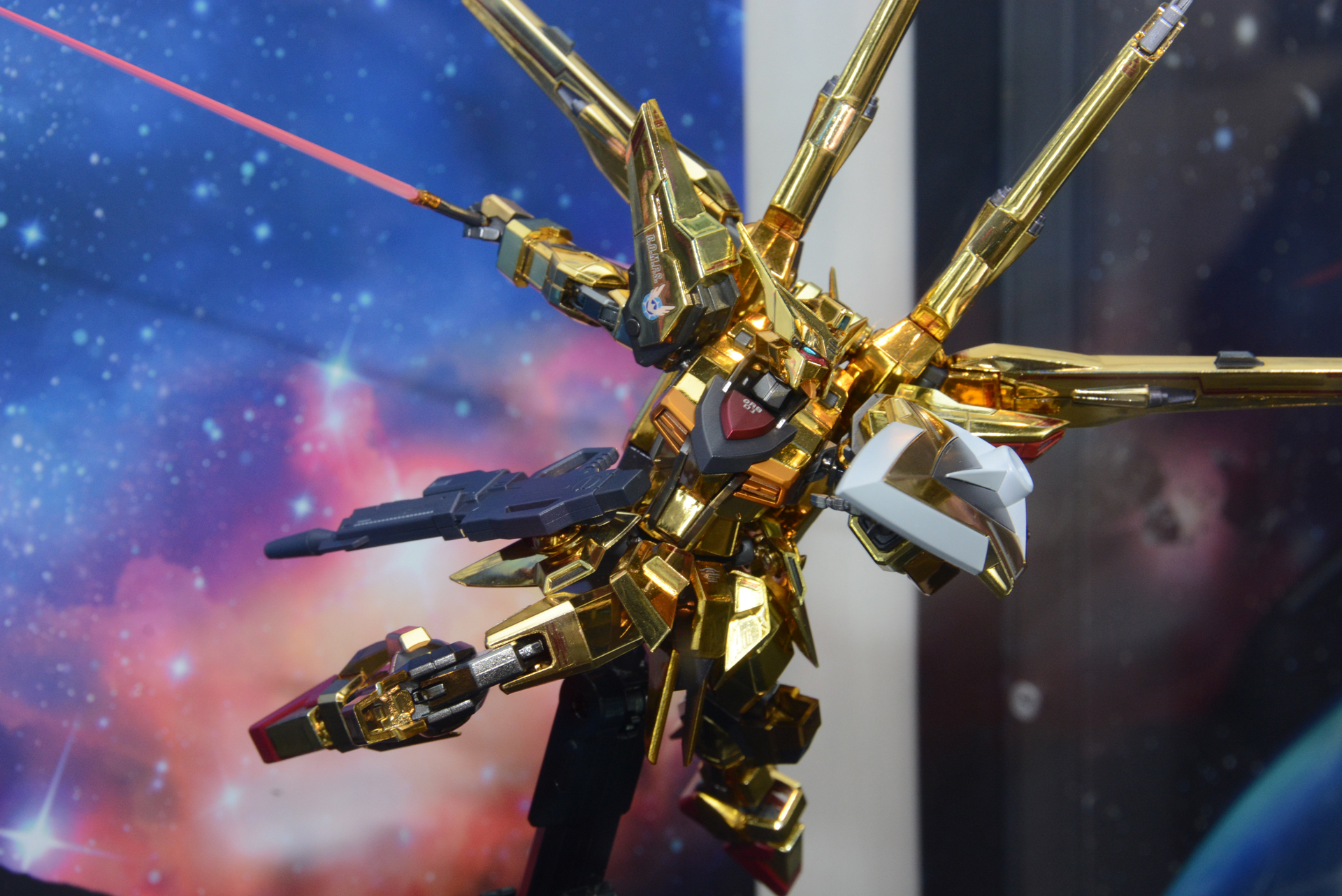 特殊装甲「ヤタノカガミ」に覆われた金色の姿