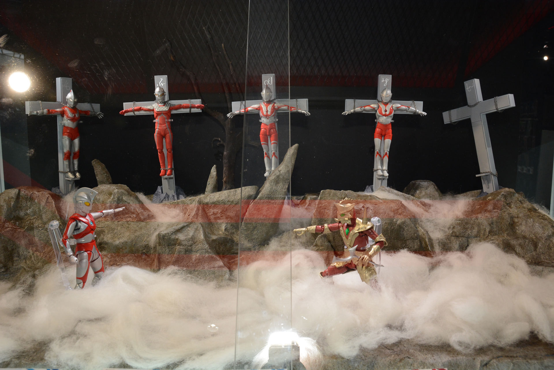 「S.H.Figuarts エースキラー 銀河に散った5つの星セット」を使用したジオラマ。会場で最大規模の展示となっている