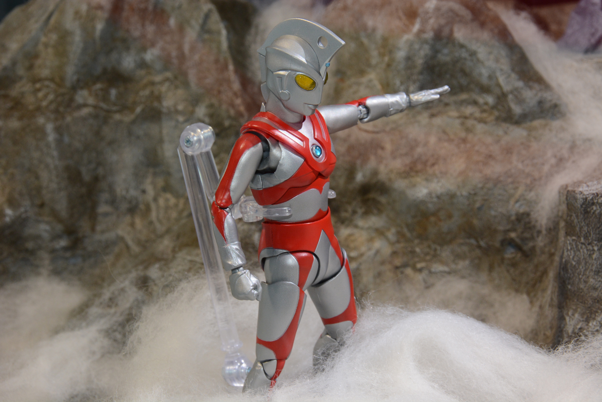 ウルトラマンフィギュアはすべて別売となる。特にエースはこのセットに必須の商品だろう