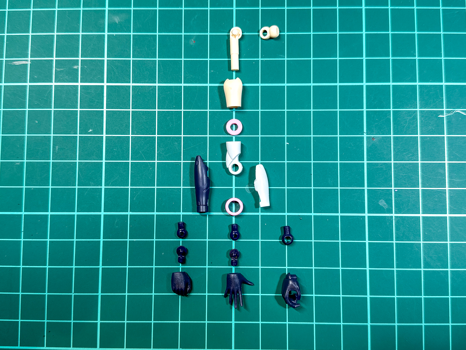 腕部は交換用部品を含め、16パーツにて構成されています。