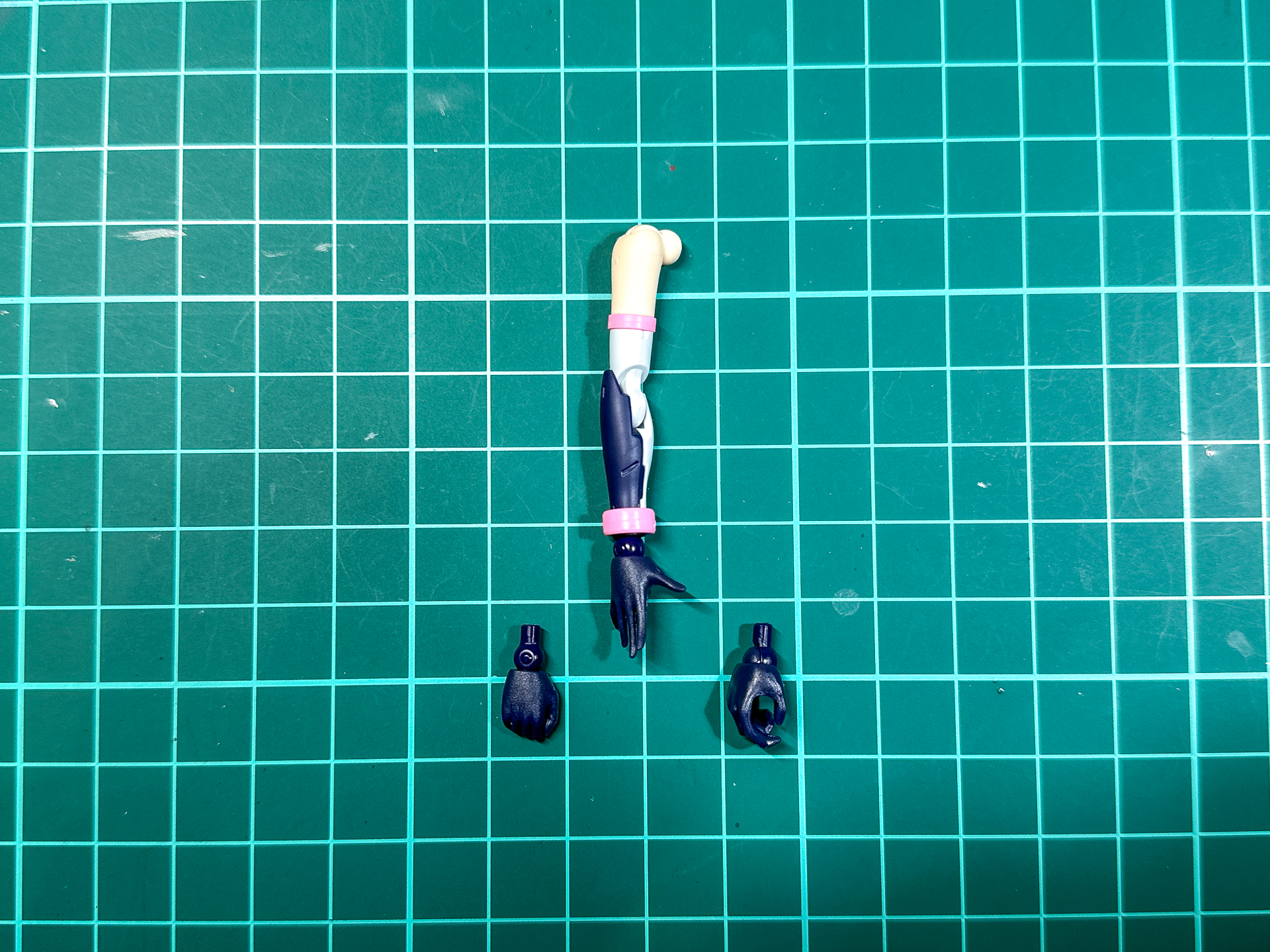 右腕と左腕は対称形状となっており、交換用ハンドパーツには左手用武器持ち手も付属しています。