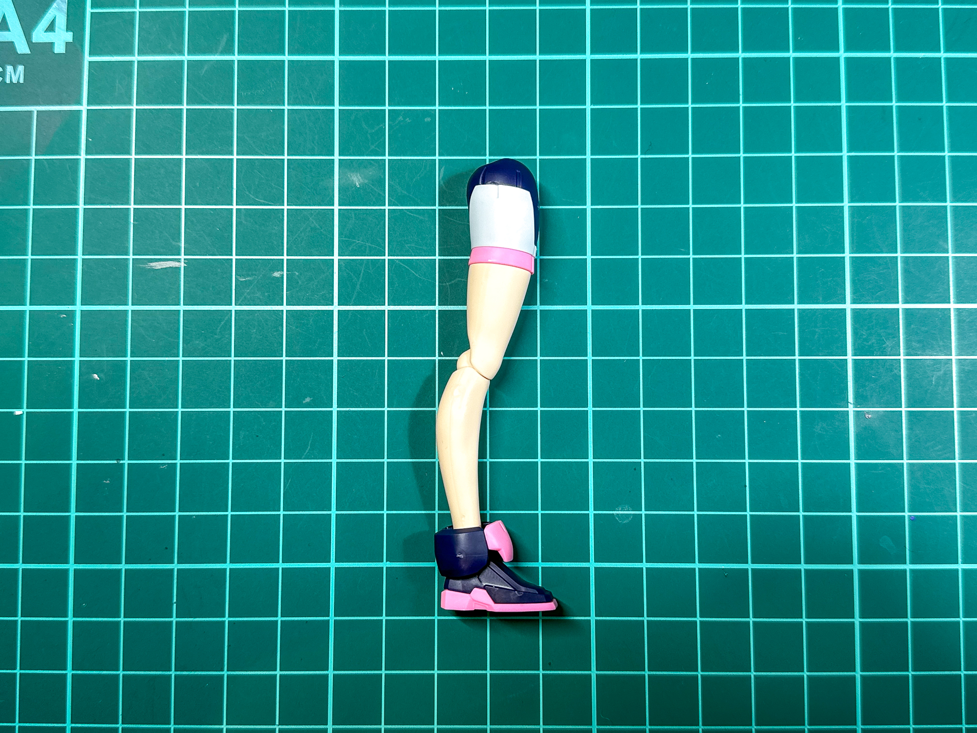 アンクルアーマーは足部ではなく、脛部に直接取り付ける構造となっています。