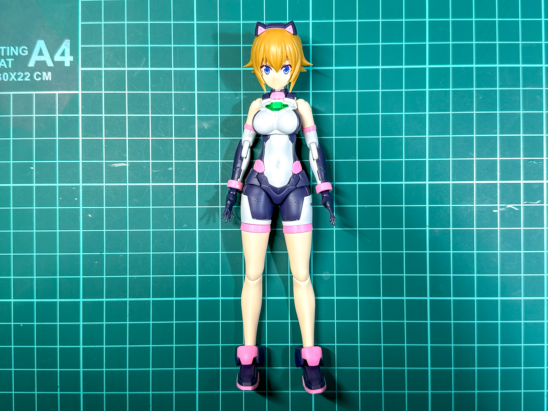 素組状態にて設定画通りの色分けに仕上がりました。股関節の接続は軸接続、その他の接続はボールジョイントによる接続となります。