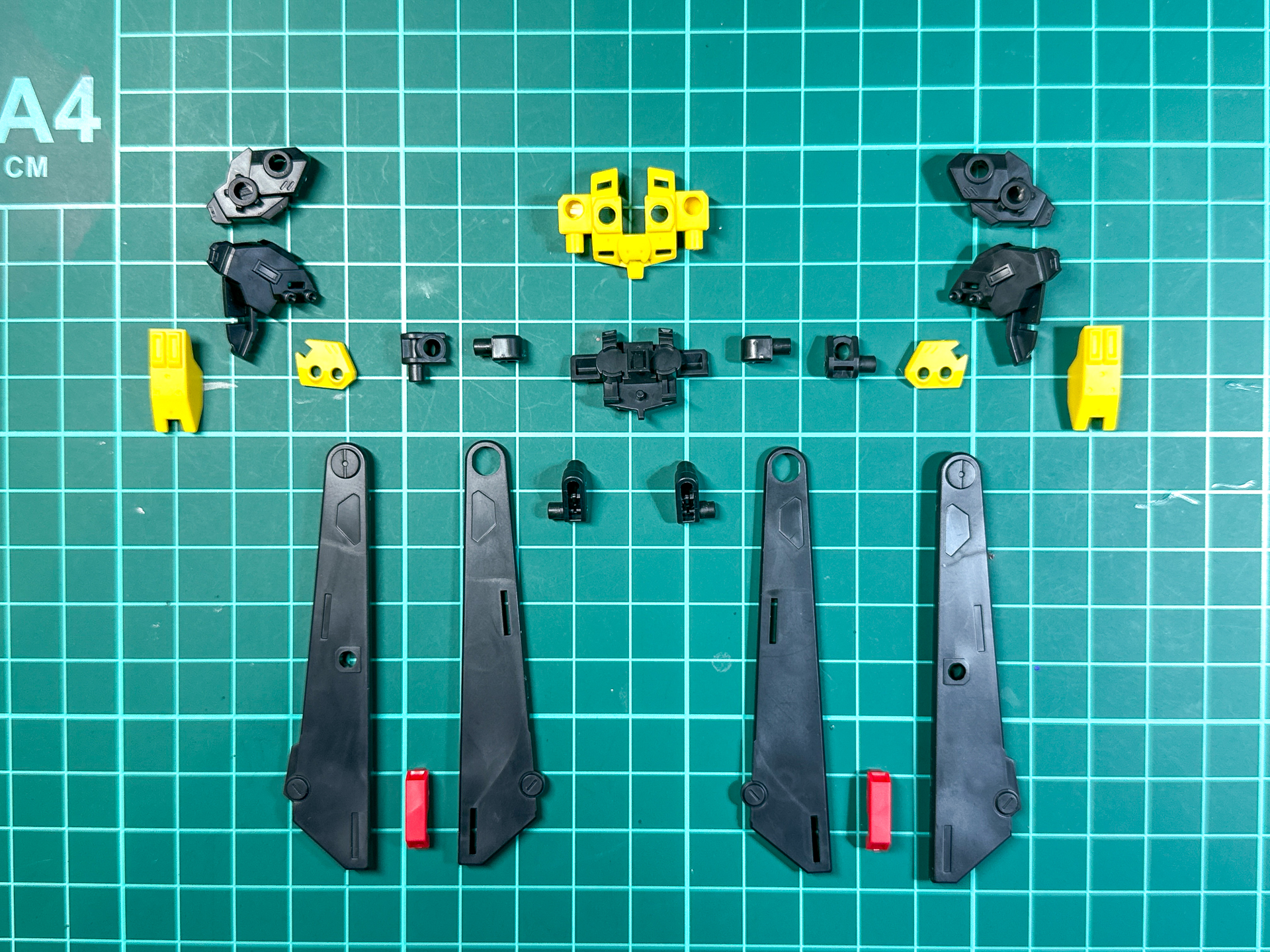 バックパック兼肩アーマーも3色、全22パーツにて構成されています。