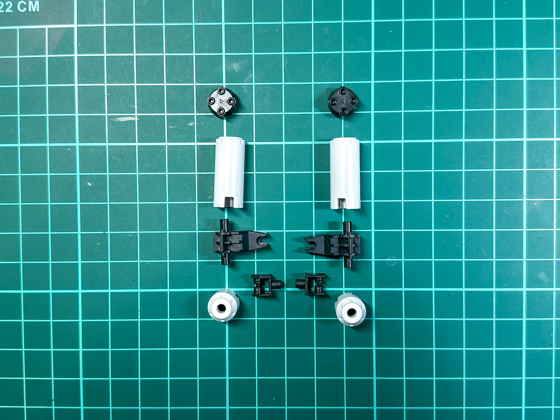 両肩装備となるガトリングスマッシャーは左右合計10パーツにて構成されています。