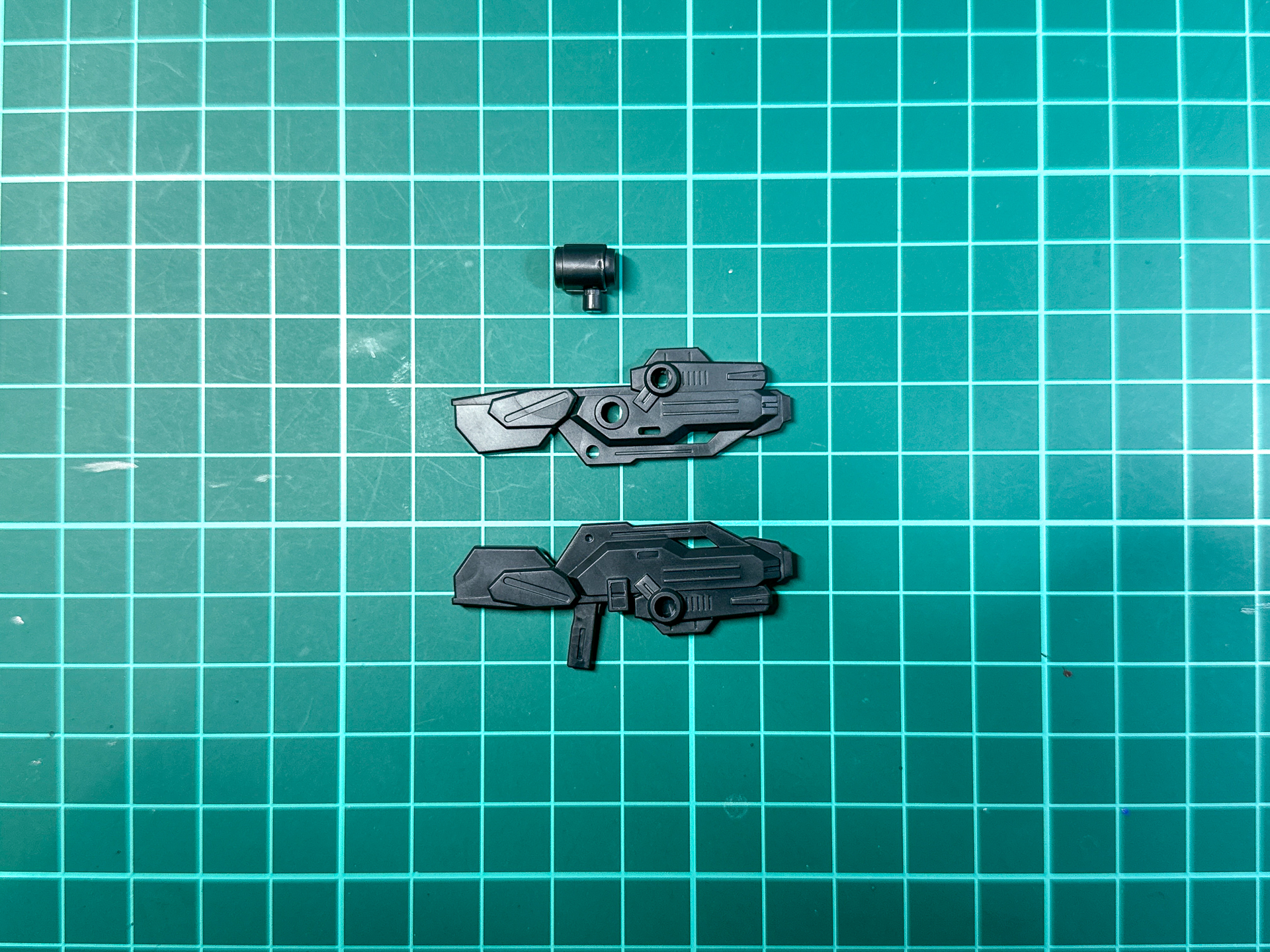 手持ち武装となるショートビームライフルは全3パーツにて構成されています。