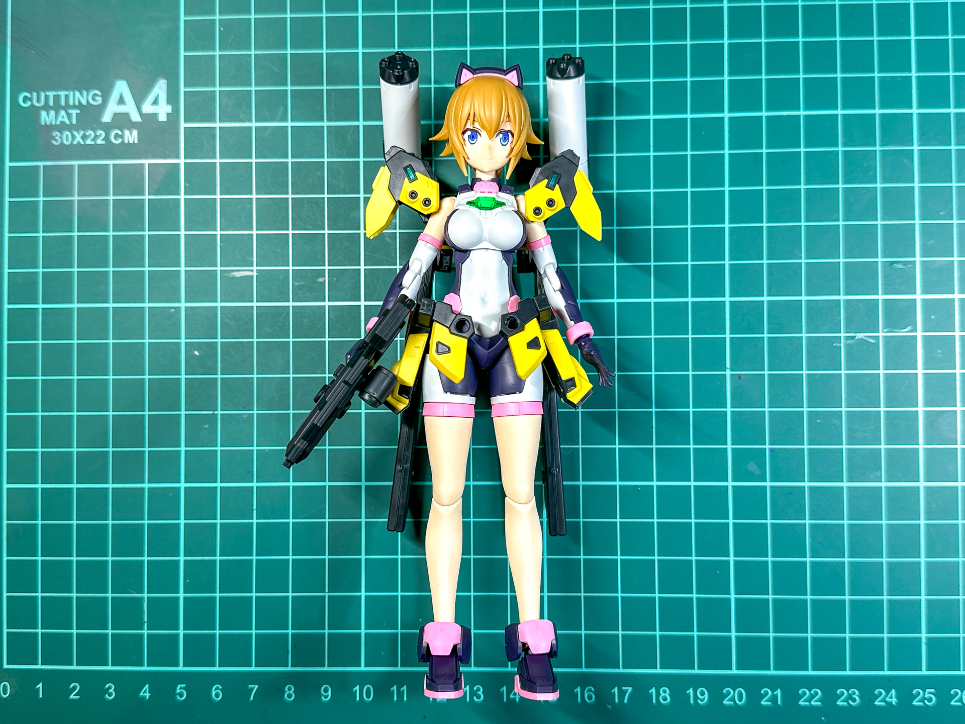 ガトリングスマッシャーの接続部はバックパックではなく、肩アーマーとなっています。