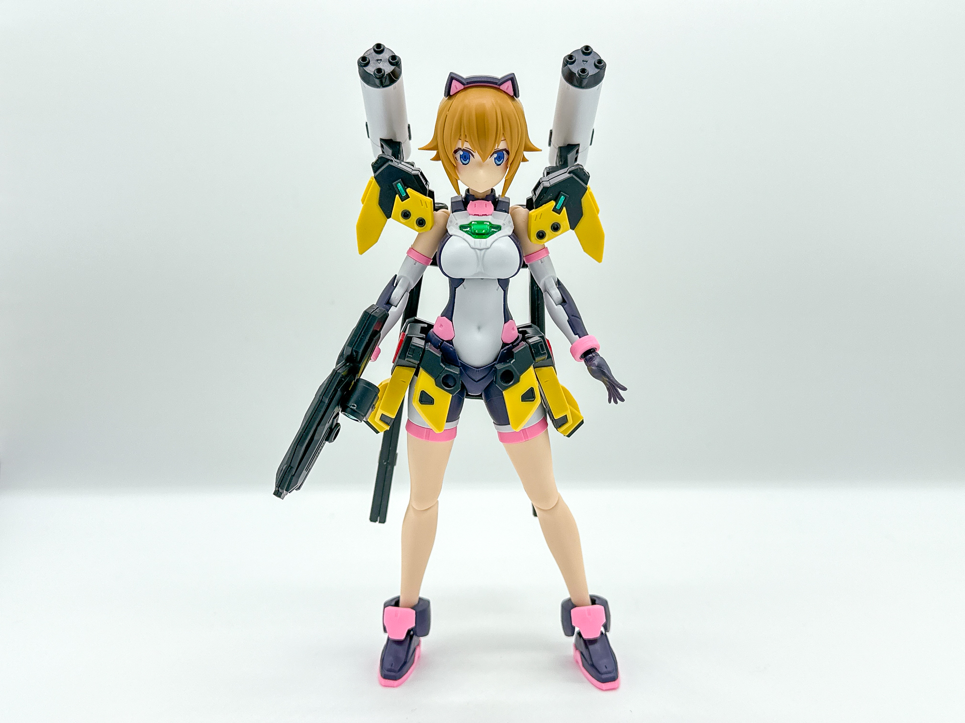 細身のボディーラインに各種武装のボリュームがマッチしています。