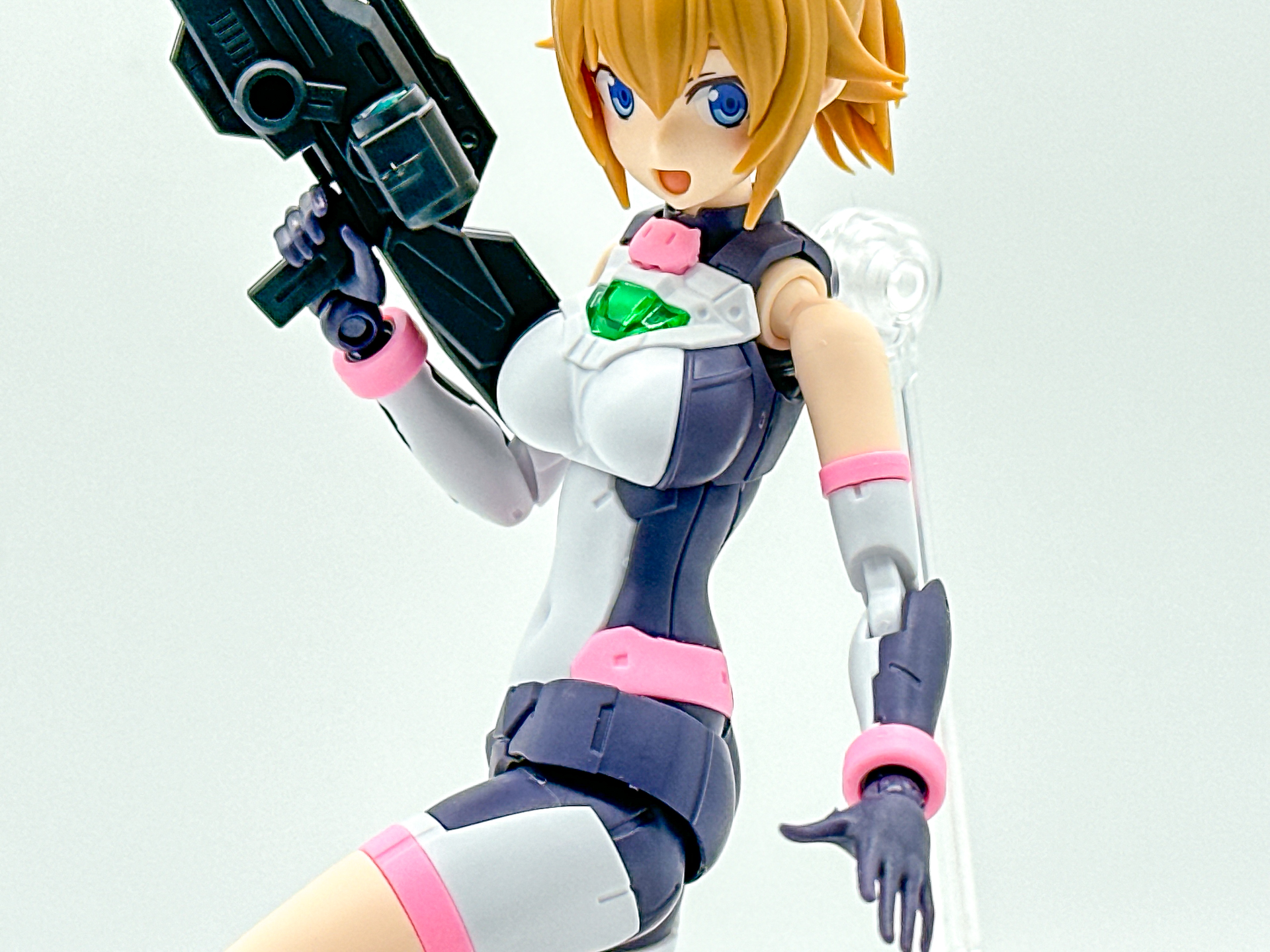 胴体部のアップ。2か所の可動軸にて自然に腰をひねることが可能です。