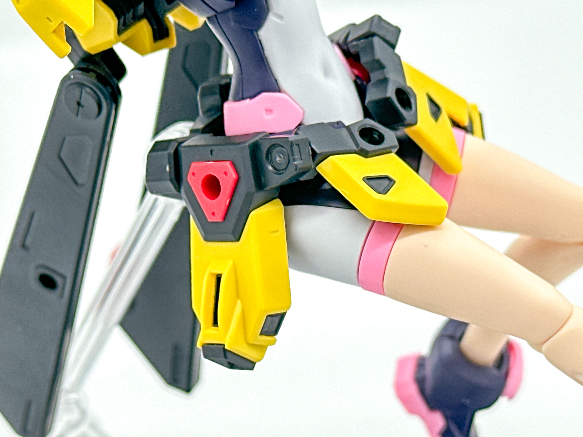 腰アーマーのアップ。フレキシブルに可動できます。
