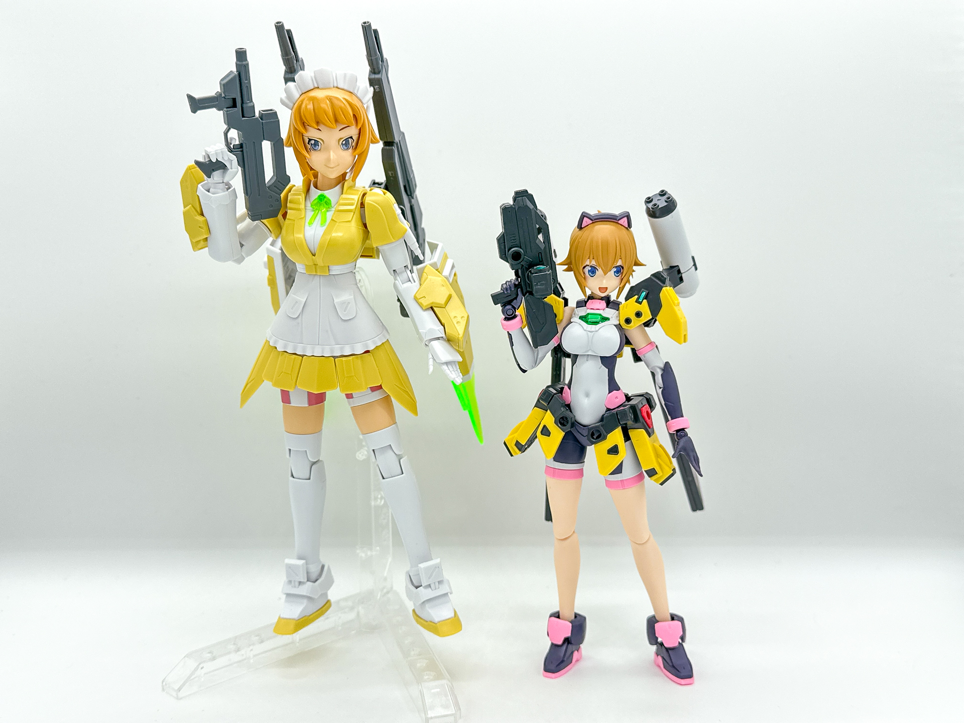 「Figure-rise Standard あばたーふみな」（写真右）と『ガンダムビルドファイターズトライ』の「HGBF 1/144 すーぱーふみな」（写真左）。サイズが一回り小柄になりました。