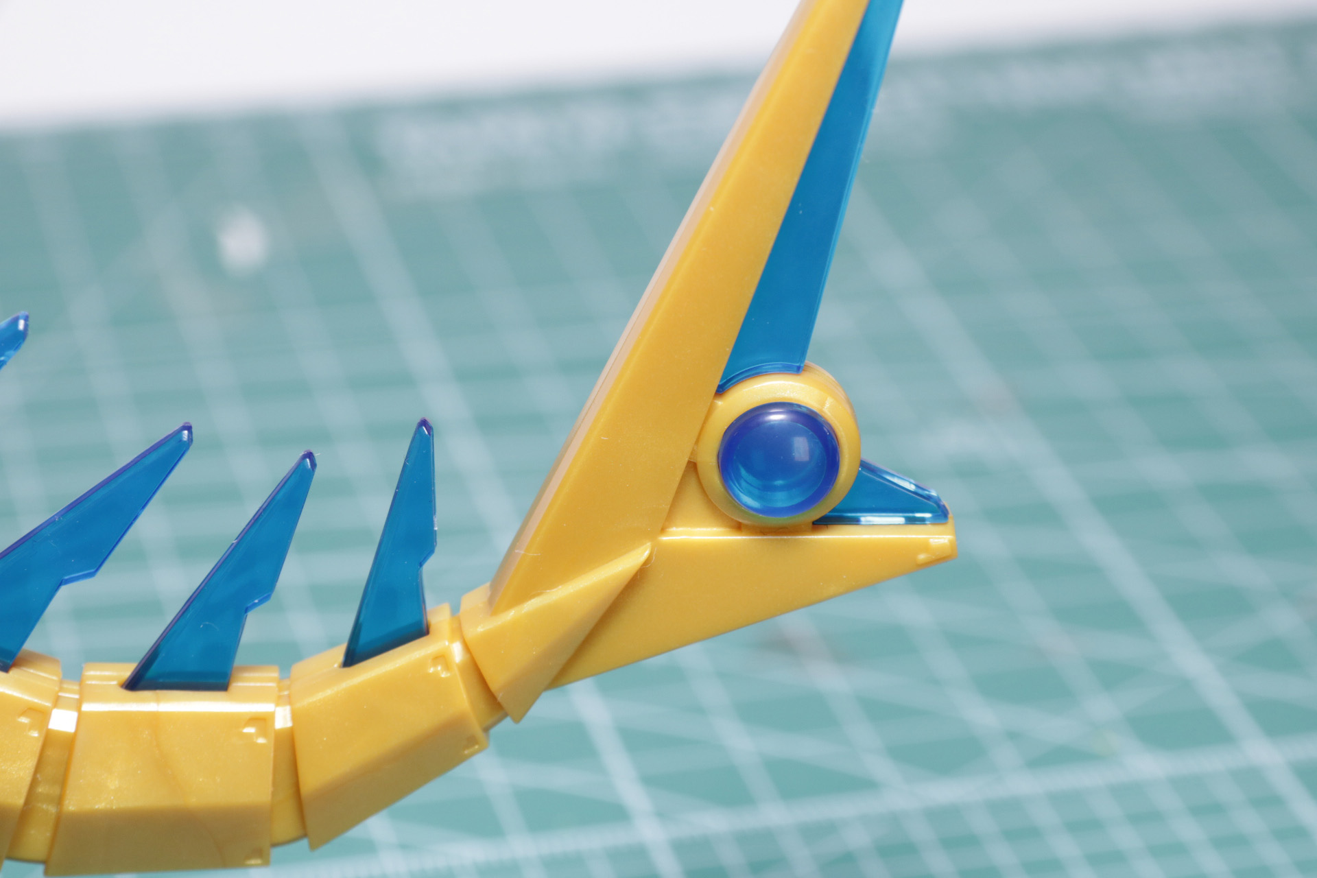 尻尾の丸いパーツ横の隙間にシールを貼る