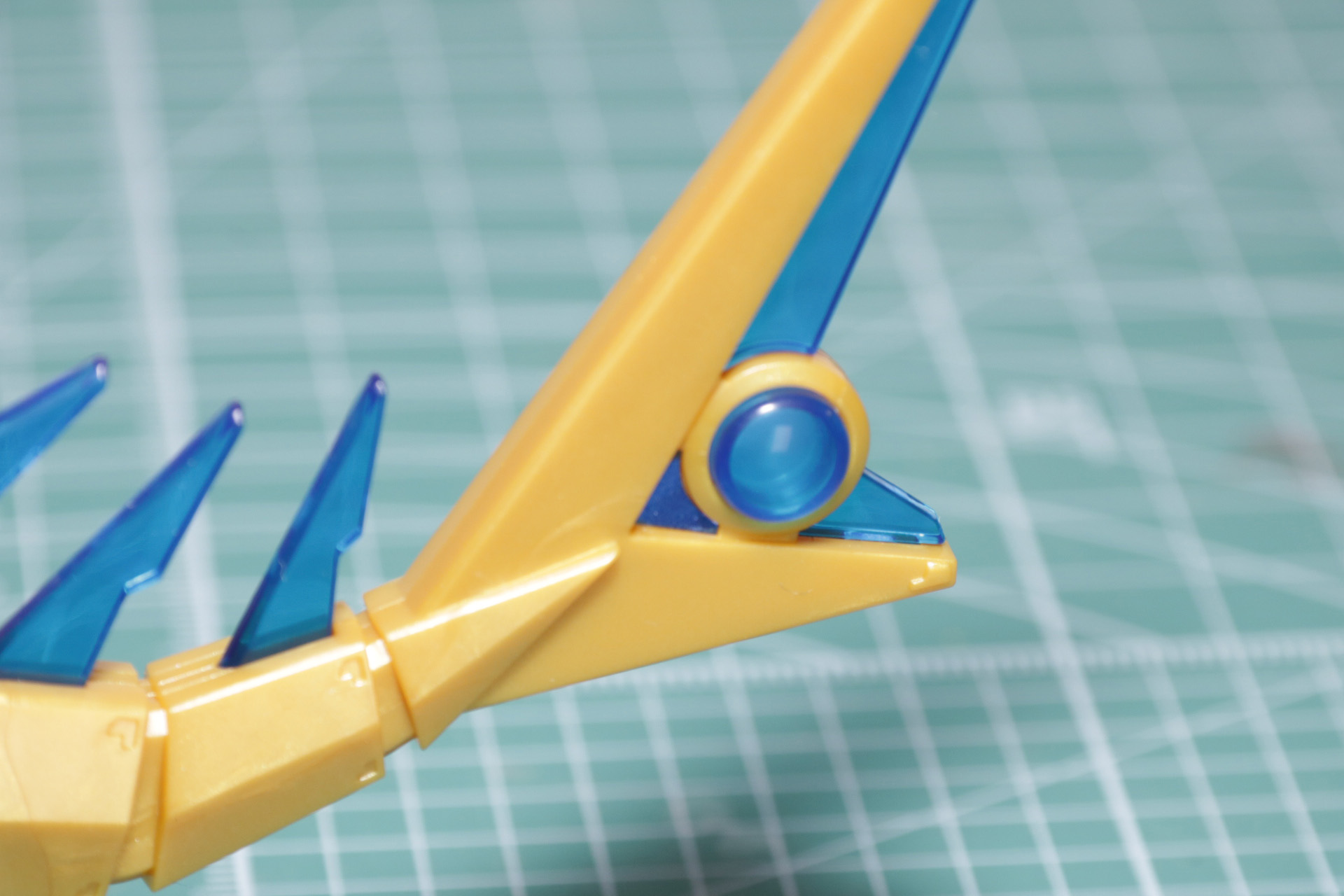 尻尾の丸いパーツ横の隙間にシールを貼る