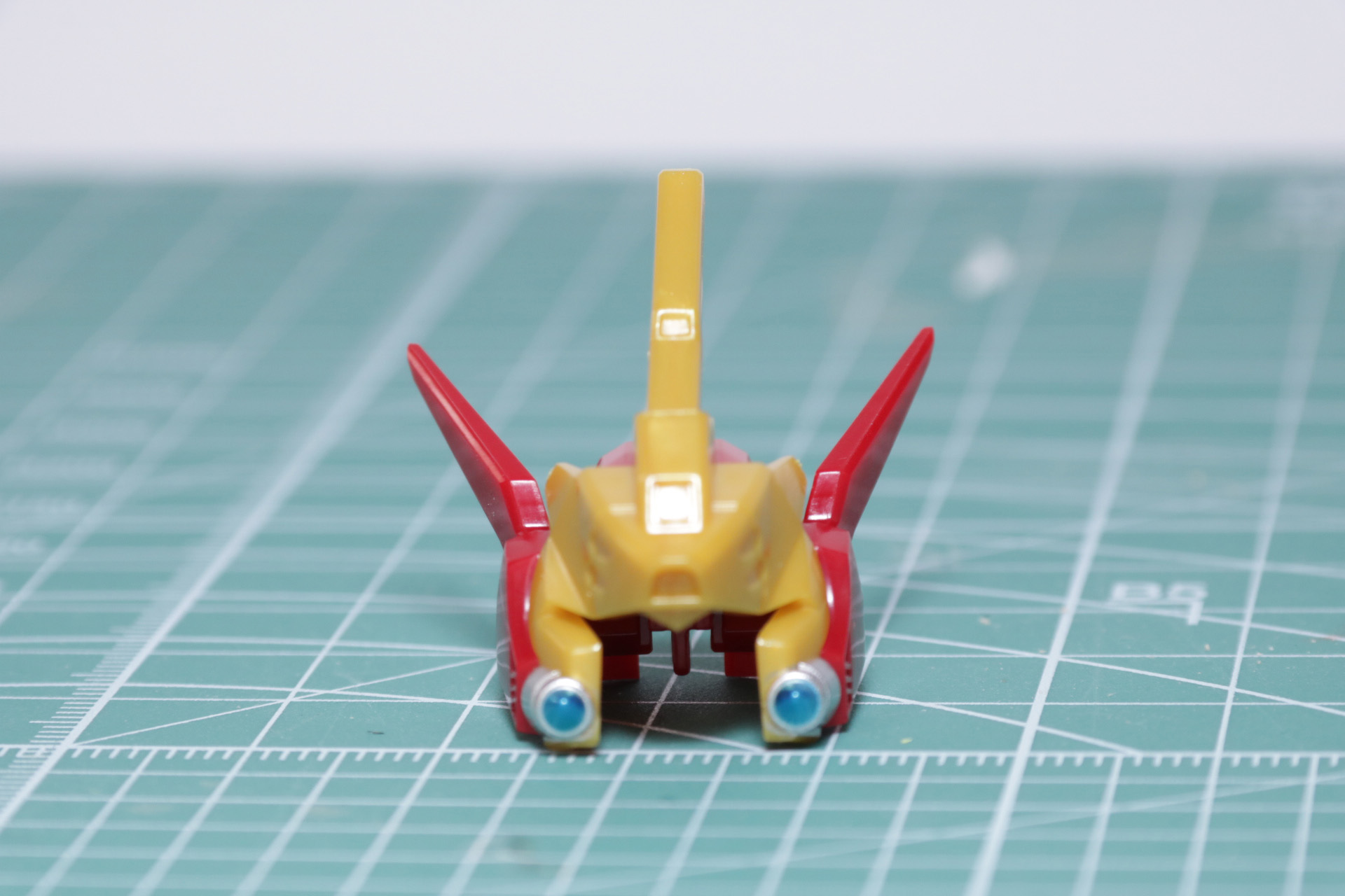 ヘルメットは中央のセンサー部分にシールを貼る