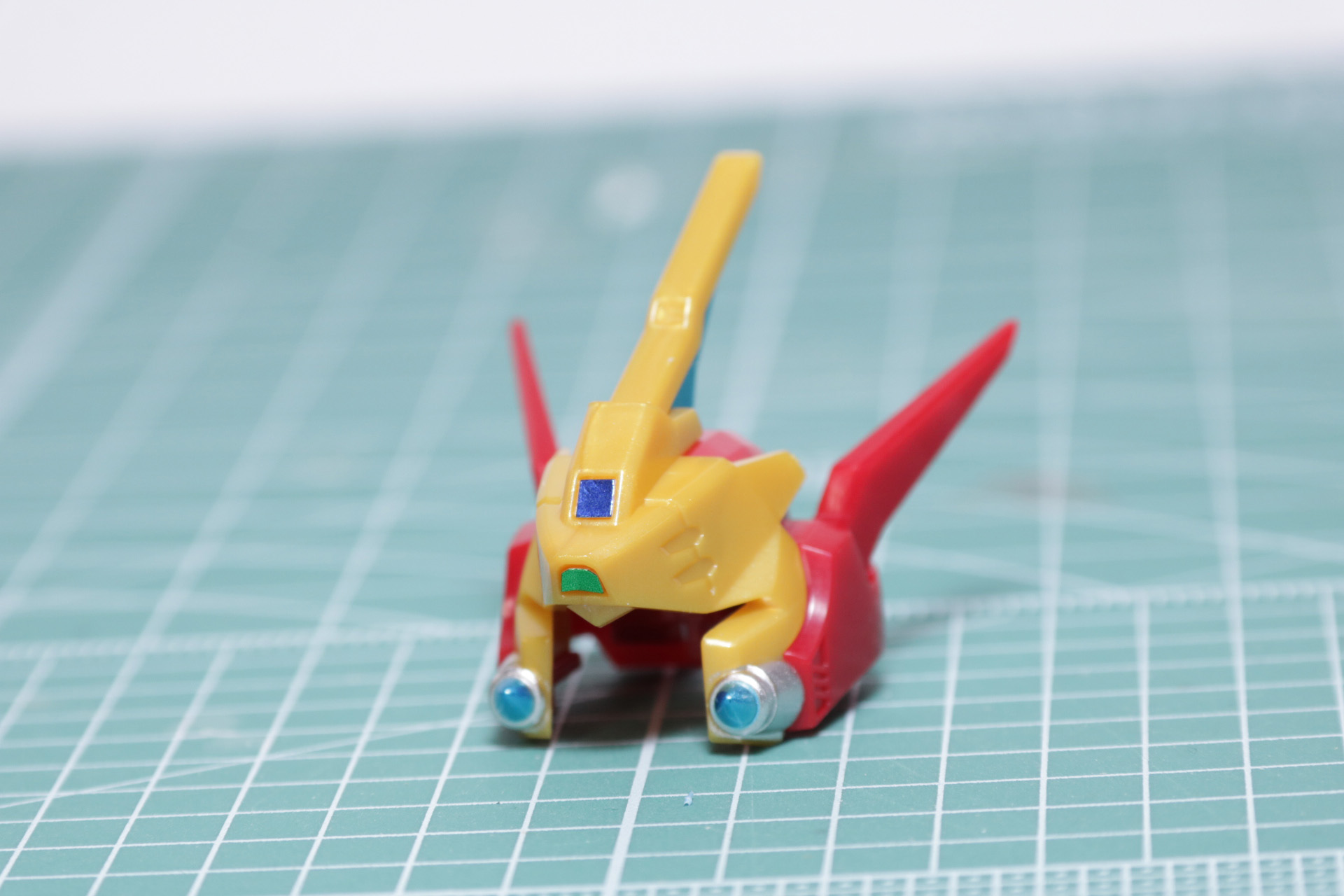 ヘルメットは中央のセンサー部分にシールを貼る