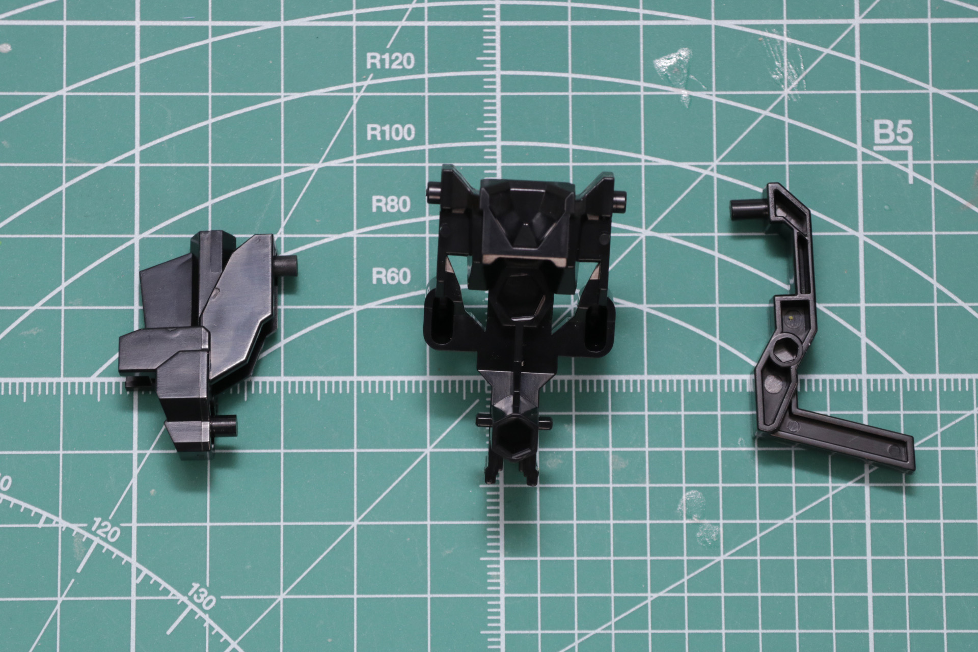 「グリッドハイパーフィクサービーム発射形態」、「ローグカイゼルグリッドマン」のアタッチメントに加え、「MODEROID ダイナゼノン」に使うダイナミックキャノン用アタッチメント