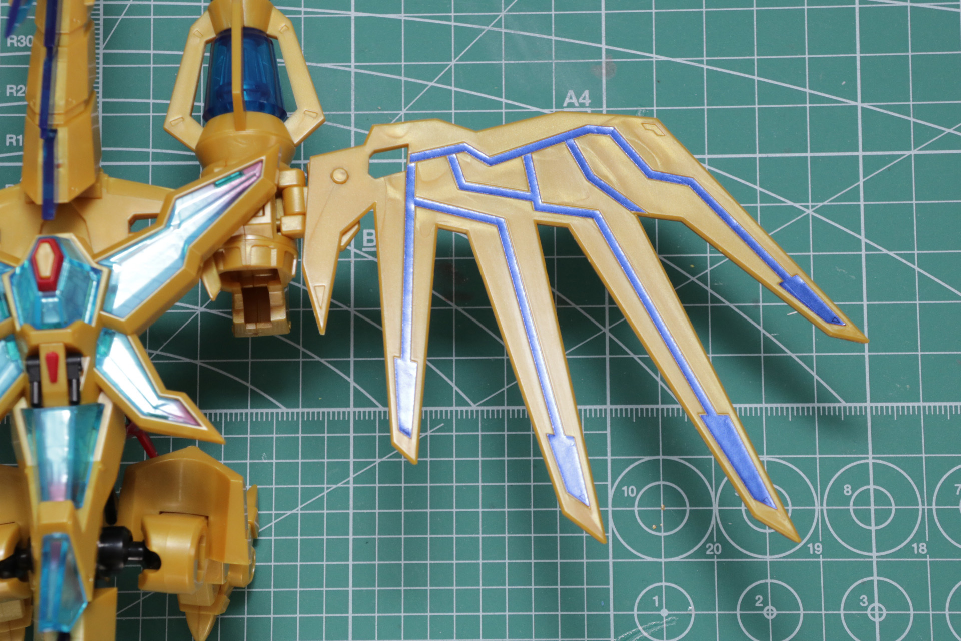 翼の上面のライン部分シール