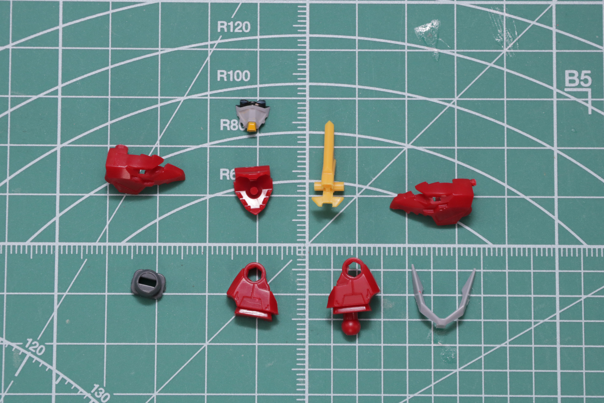 細かいパーツ構成で顔パーツの展開ギミックを再現