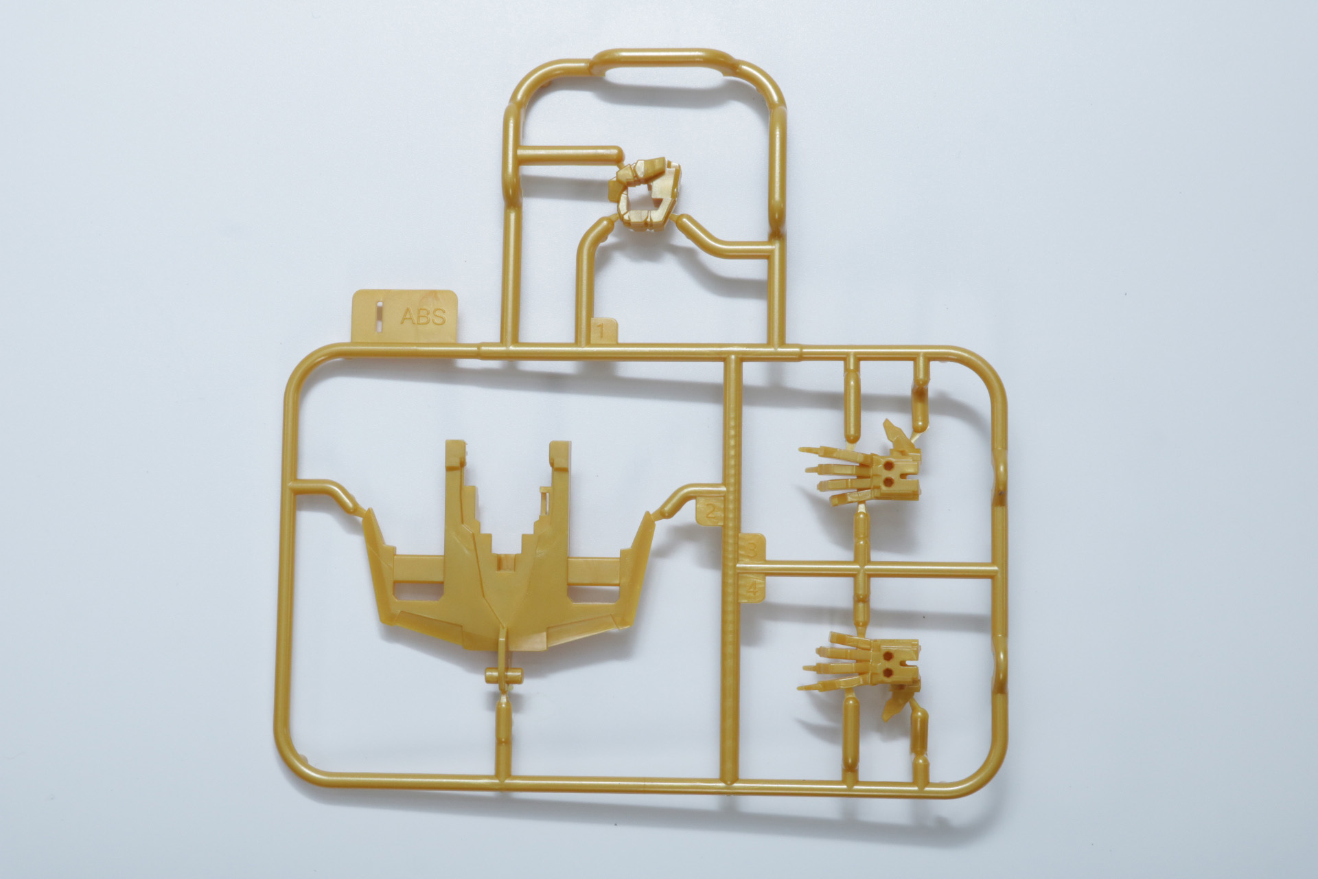 Iパーツ。こちらは金の成型色（左）と黄色の成型色（右）