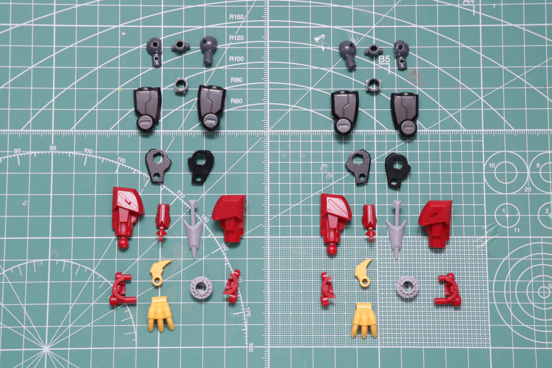 膝の二重関節や股関節部分など可動部分備えている