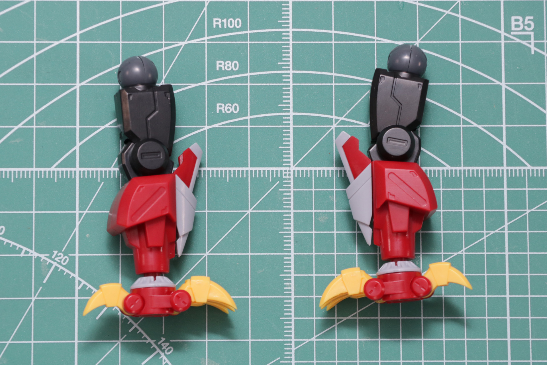 膝の二重関節や股関節部分など可動部分備えている