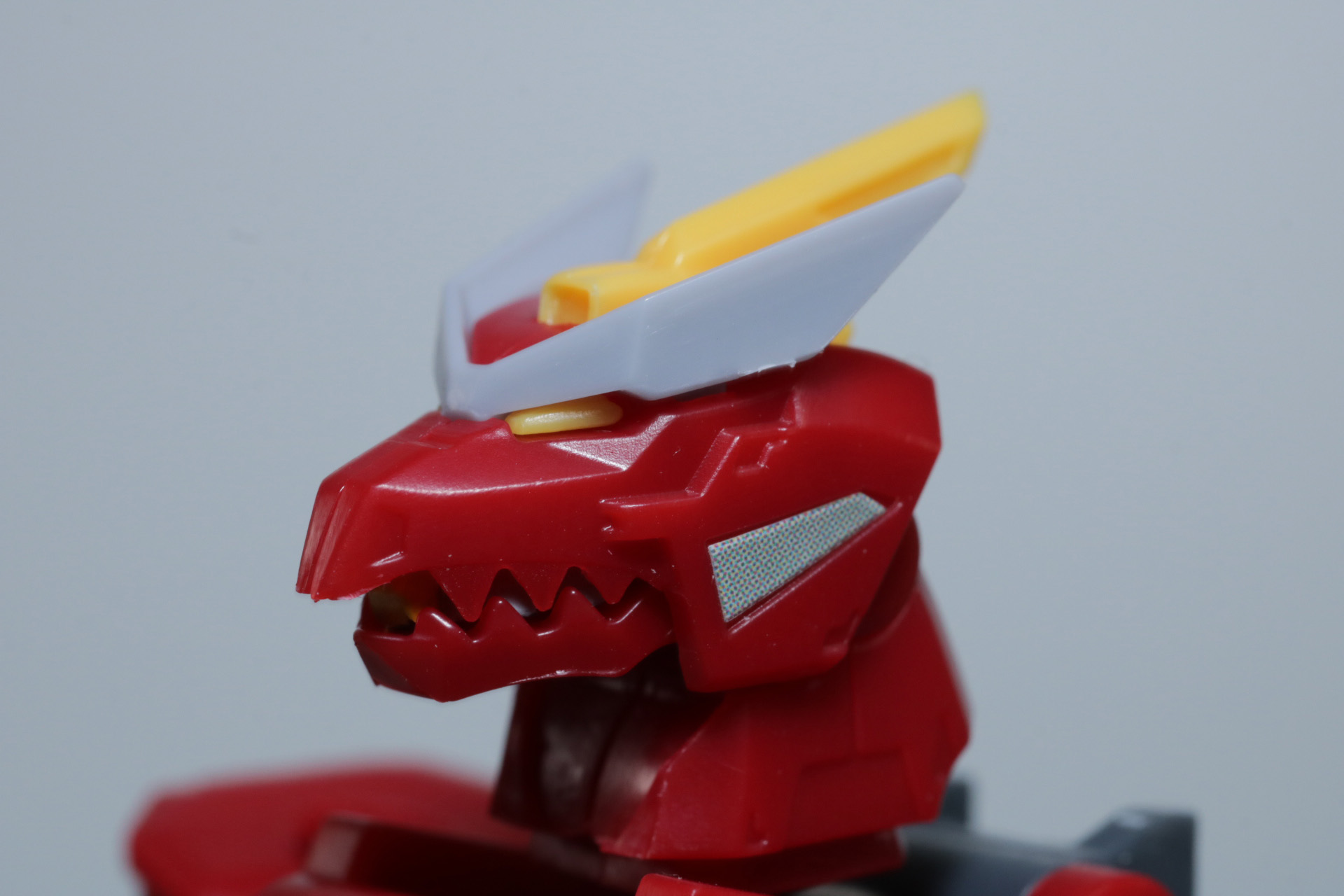 頭部側頭部にシールを貼る