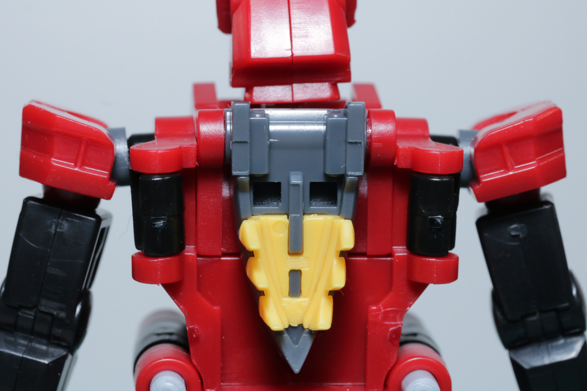 背面の上顎内側にシールを貼り、色を統一