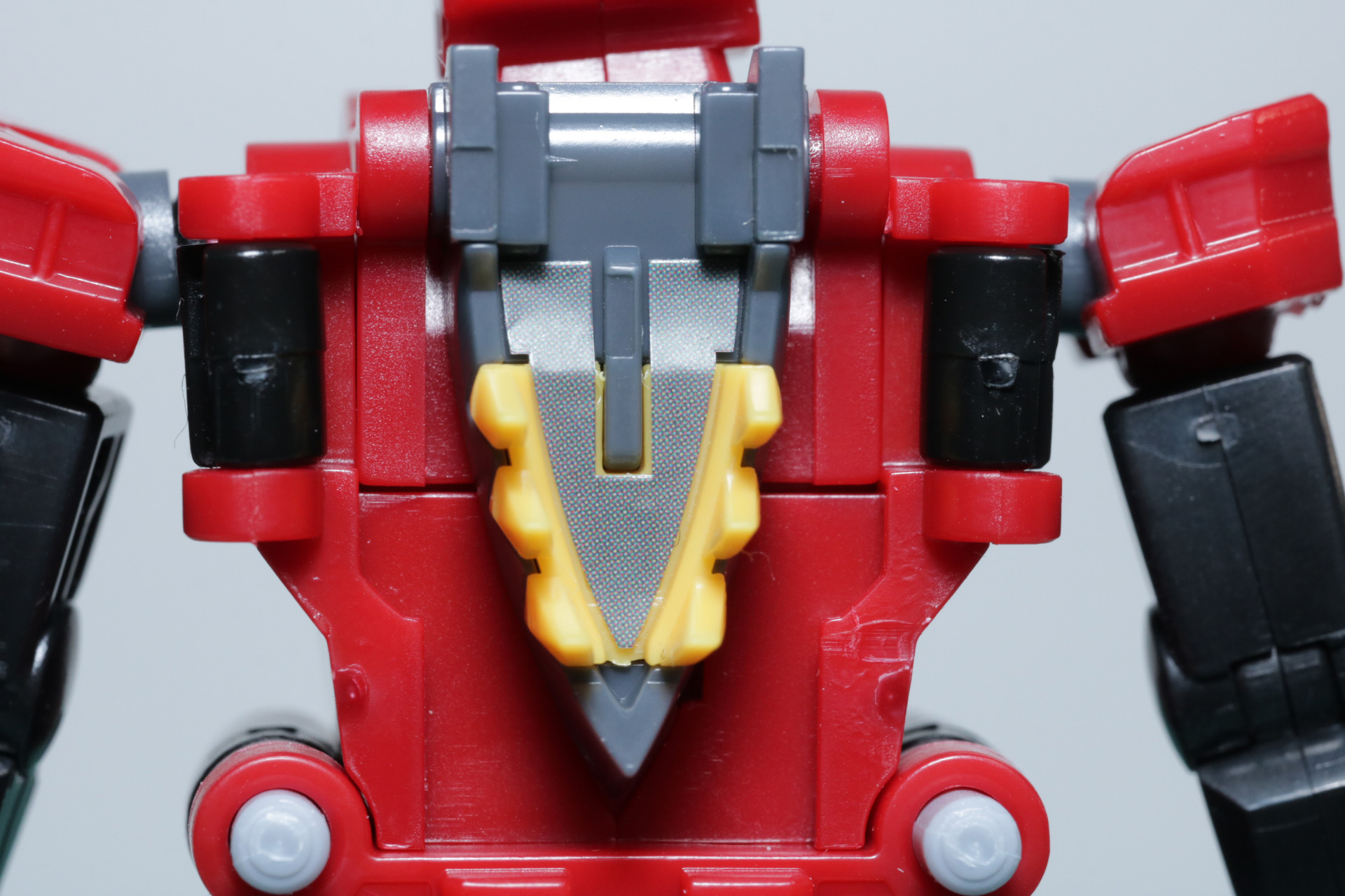 背面の上顎内側にシールを貼り、色を統一