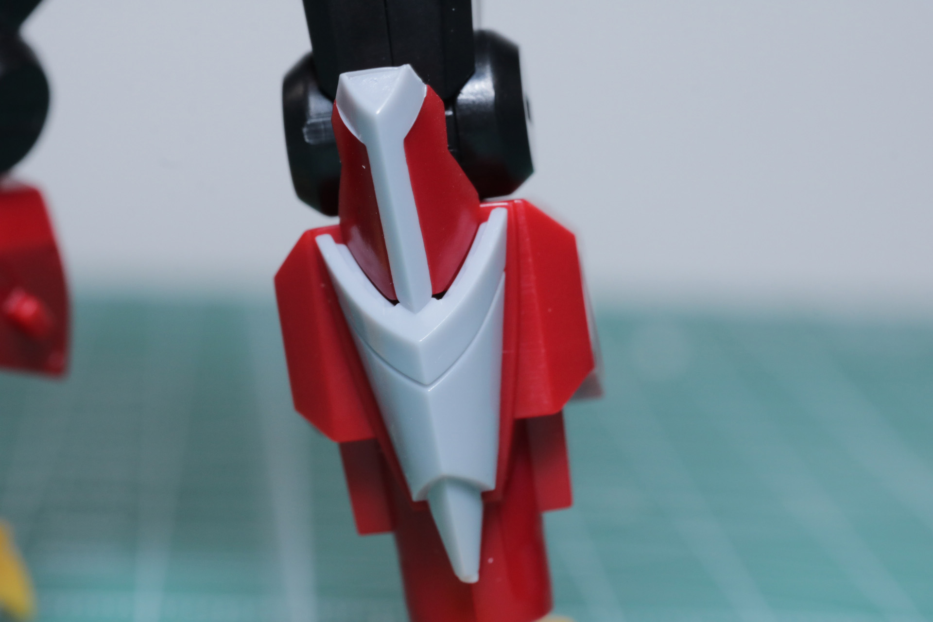 膝アーマーにシールを貼って色分け