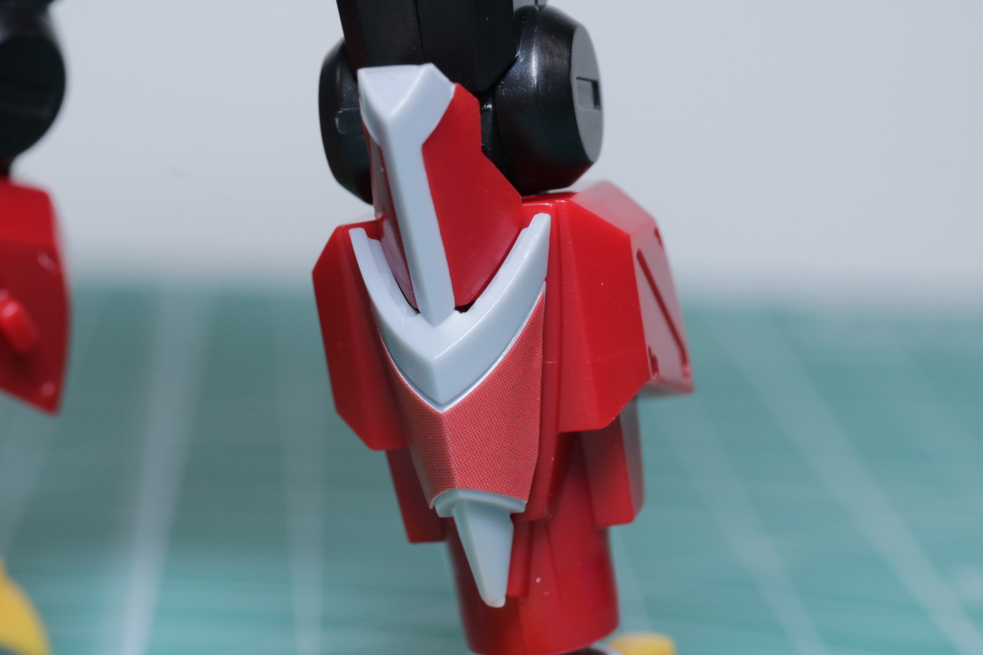 膝アーマーにシールを貼って色分け