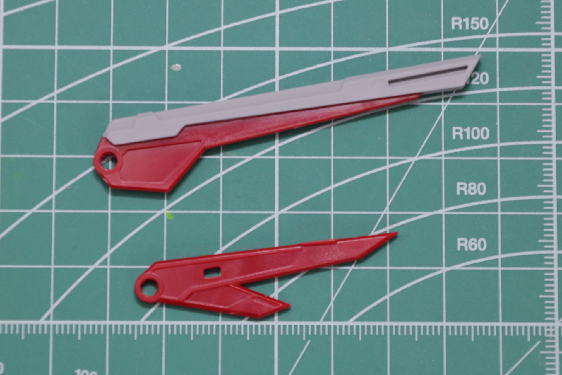 翼の内部パーツの表裏にシールを貼る