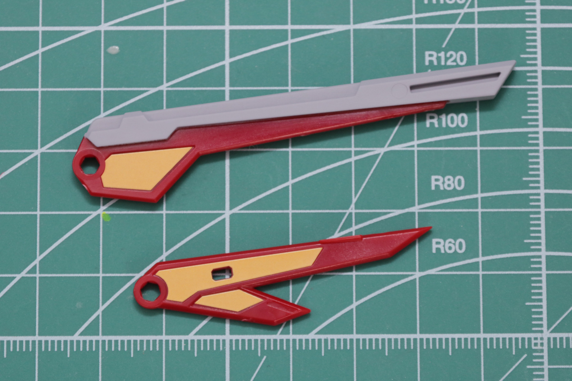 翼の内部パーツの表裏にシールを貼る