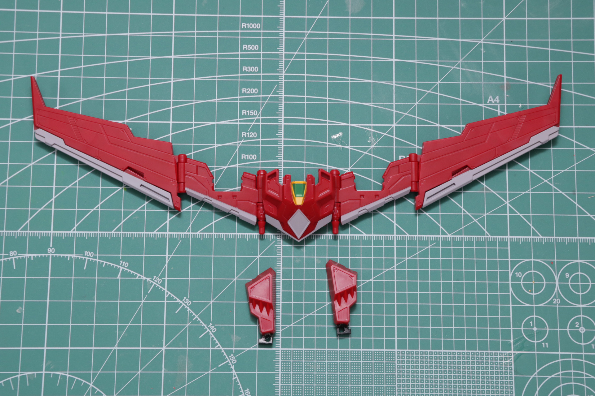 「ダイナウイング」の中央部に左右の翼、下部につけるパーツを組み立てる