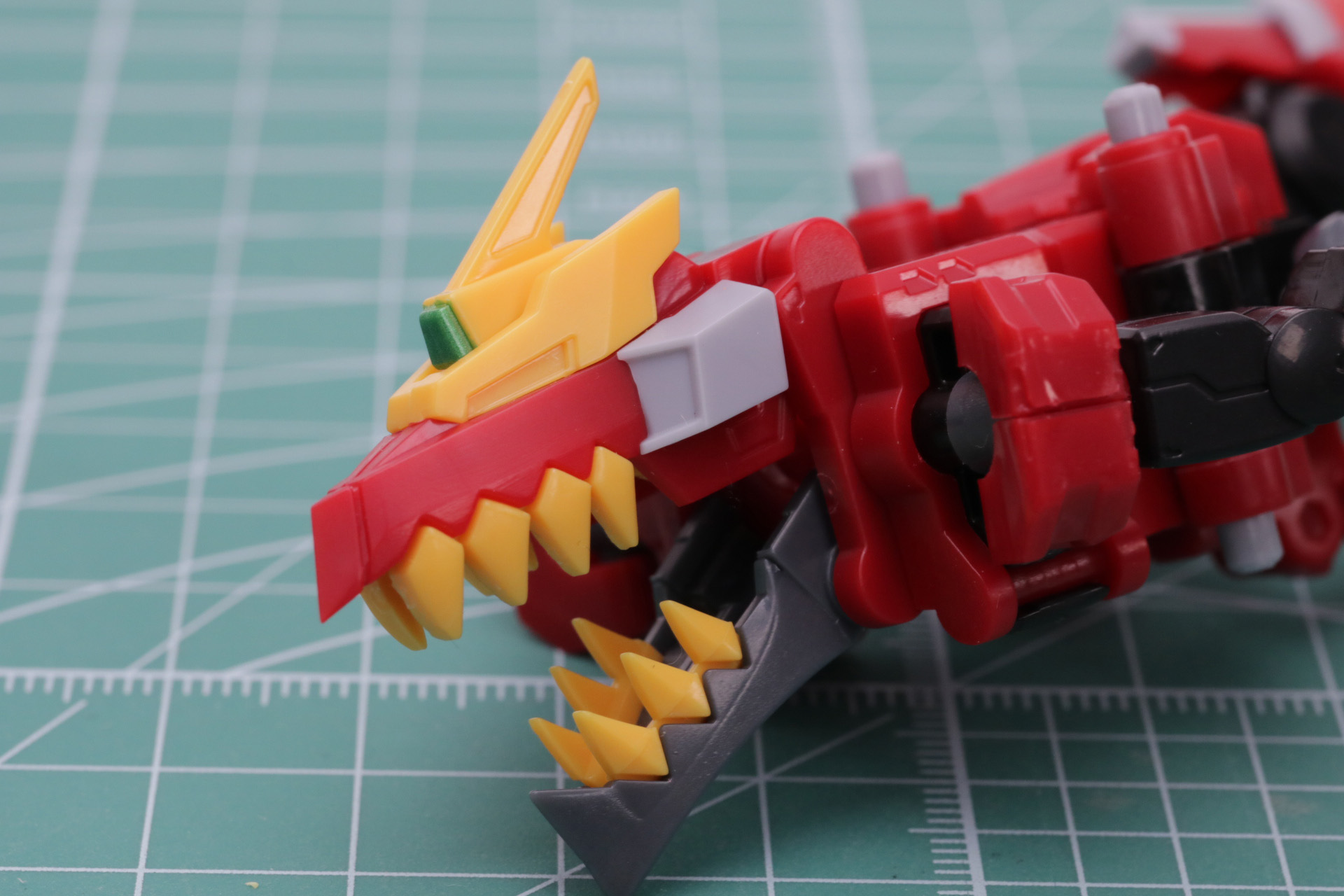 「ダイナレックス」時の頭部にもシールを貼って細かい色分け