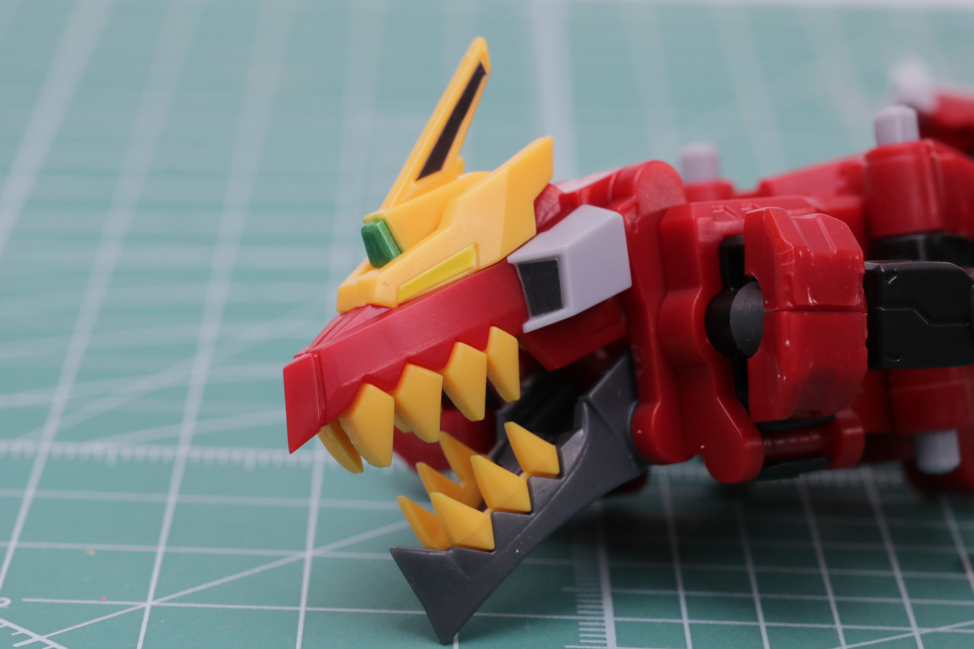 「ダイナレックス」時の頭部にもシールを貼って細かい色分け