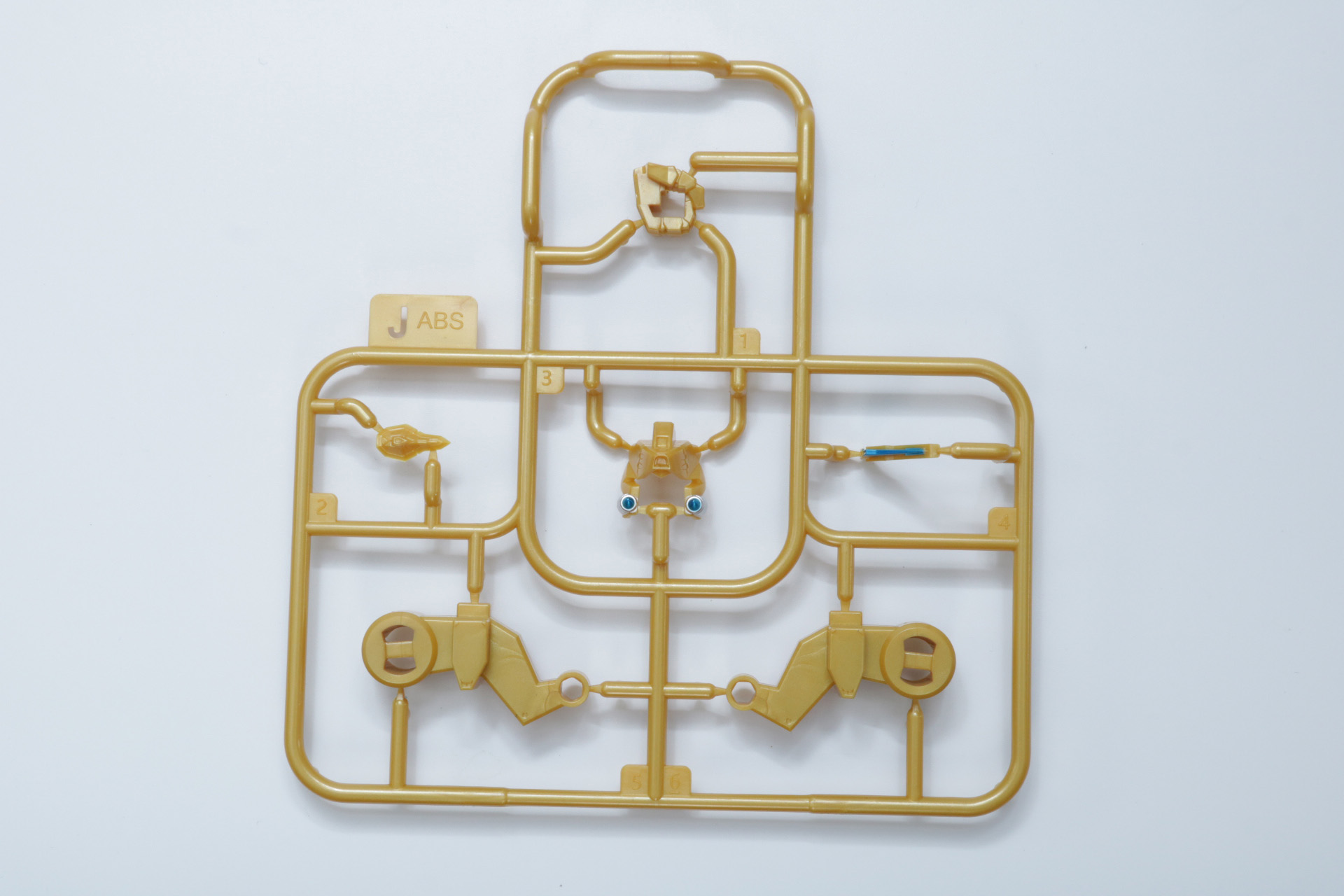 Jパーツ。金の成型色（左）と黄色の成型色（右）
