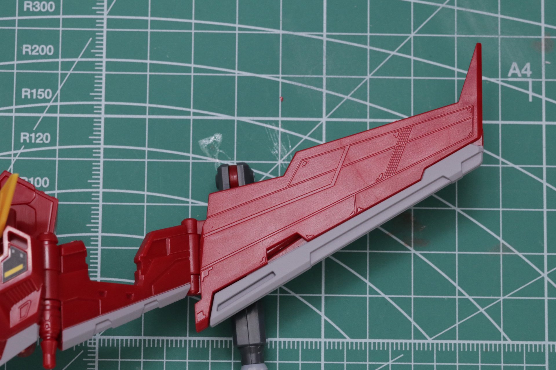 翼の表面には黒のシールを貼る