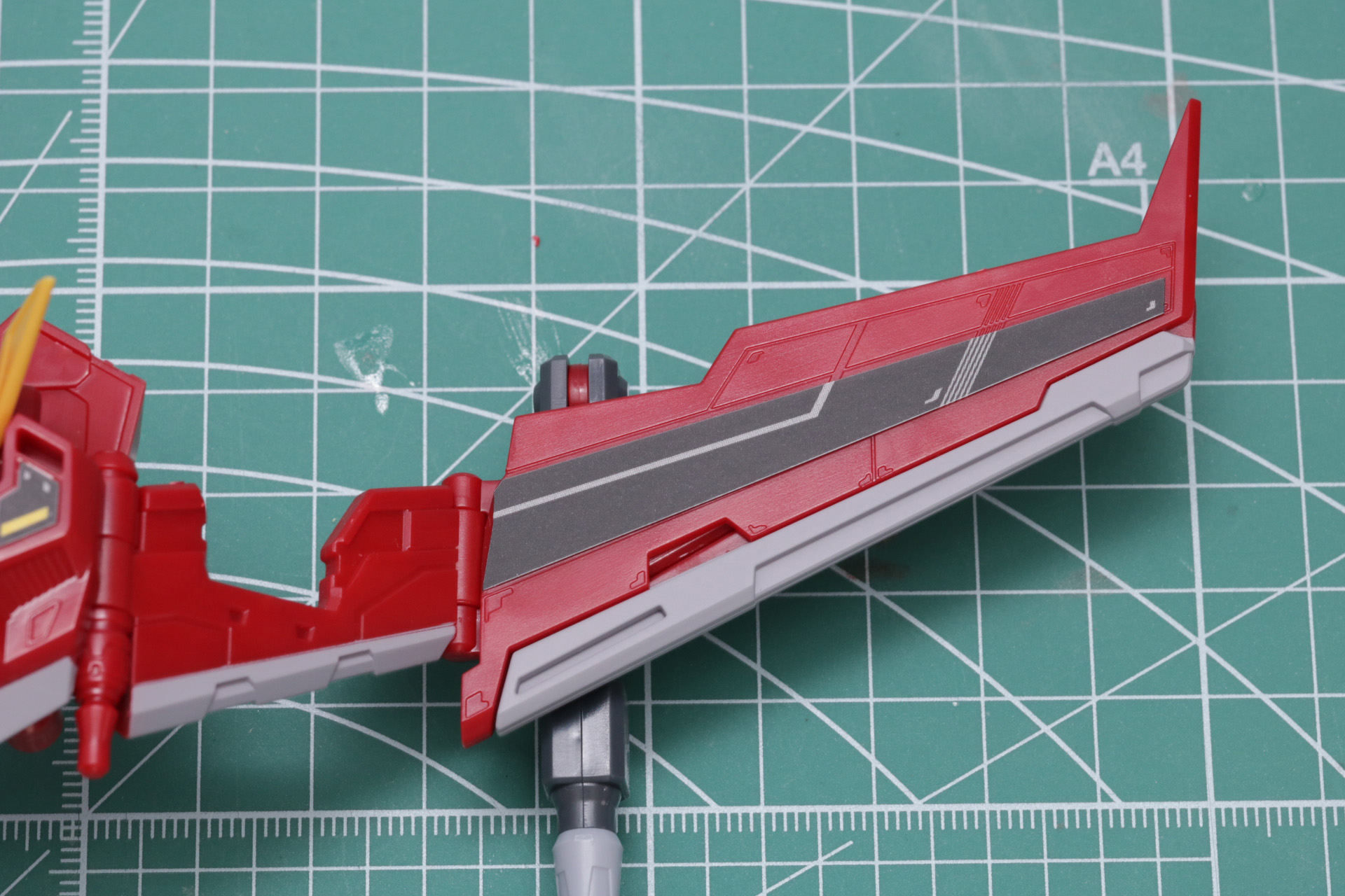 翼の表面には黒のシールを貼る