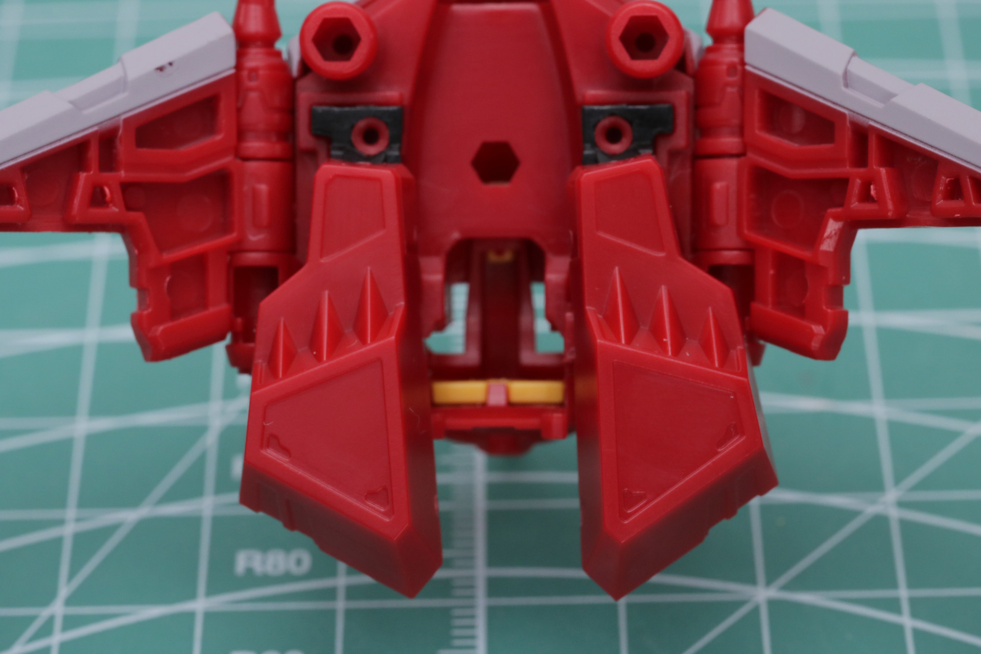 裏面に装着しているパーツにもシールを貼る