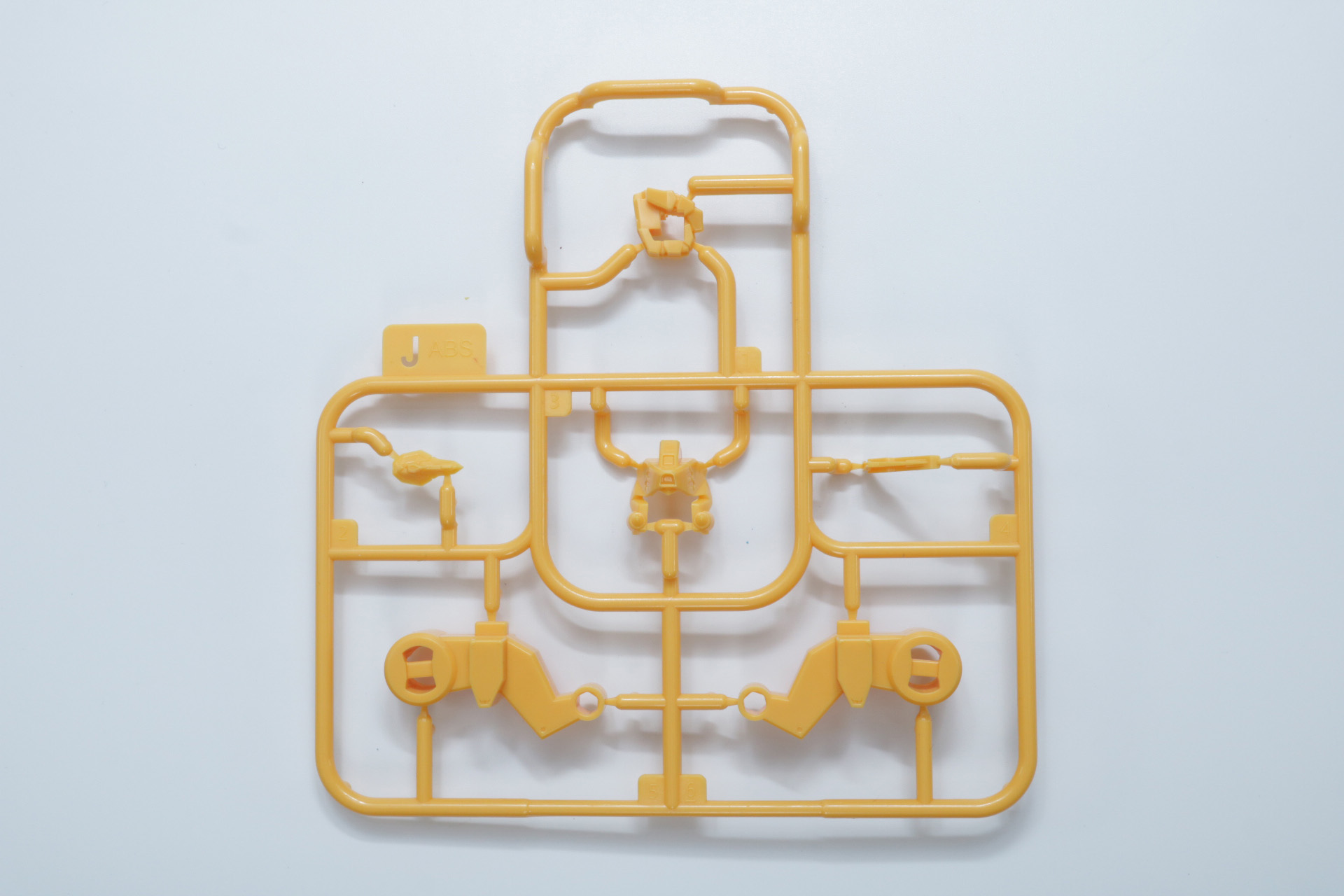 Jパーツ。金の成型色（左）と黄色の成型色（右）