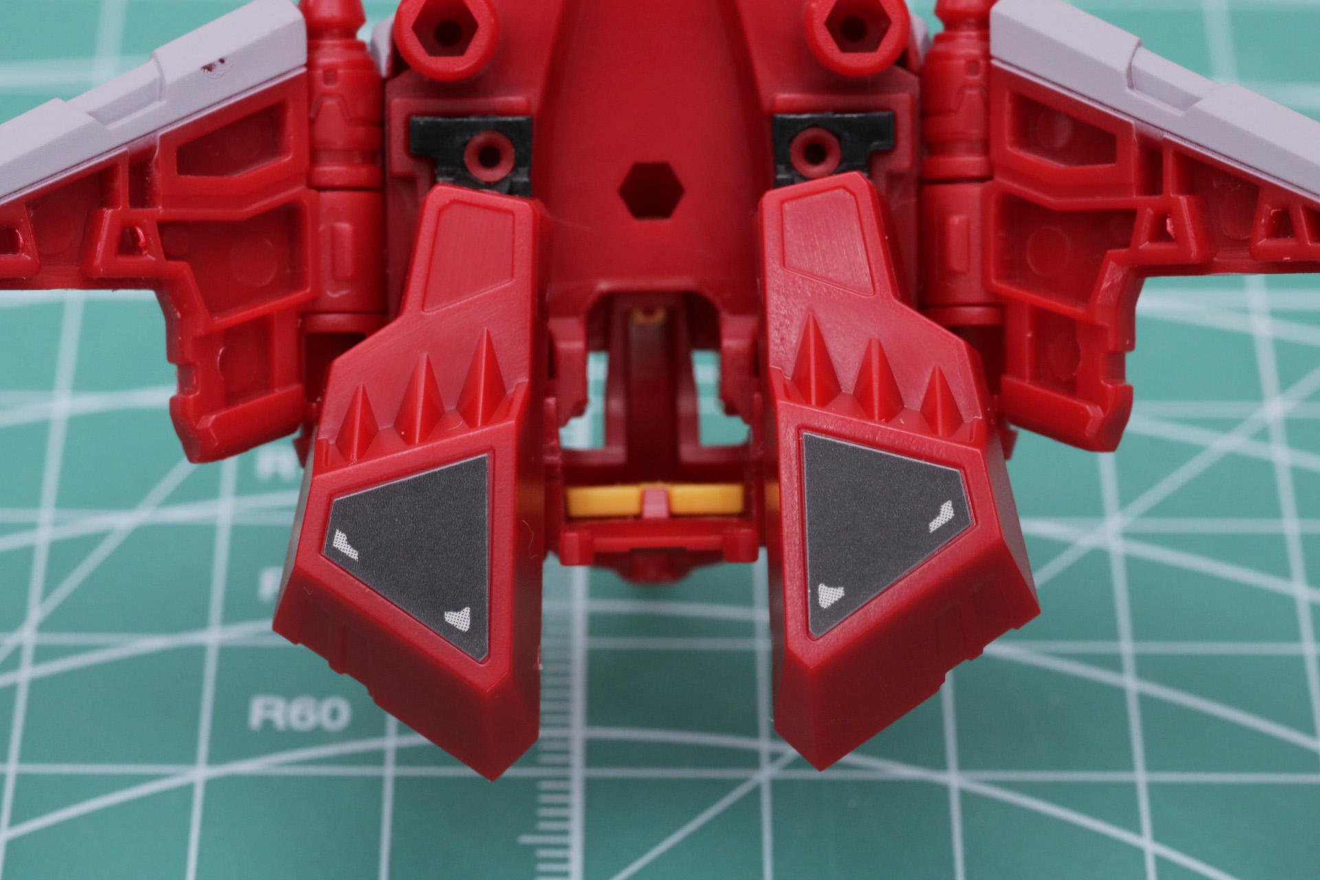 裏面に装着しているパーツにもシールを貼る