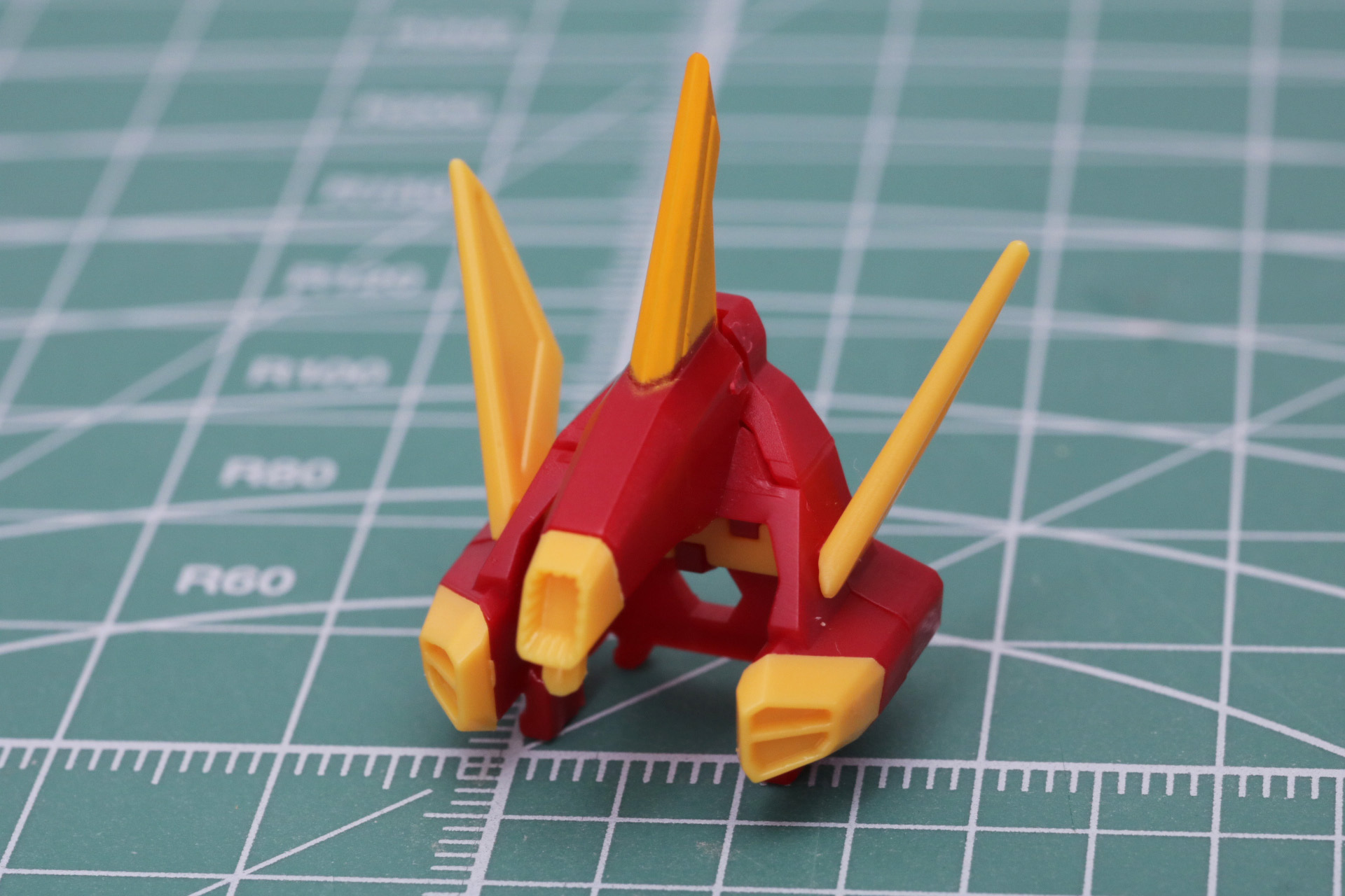 ヘルメットにはセンサーとアンテナにシールを貼る