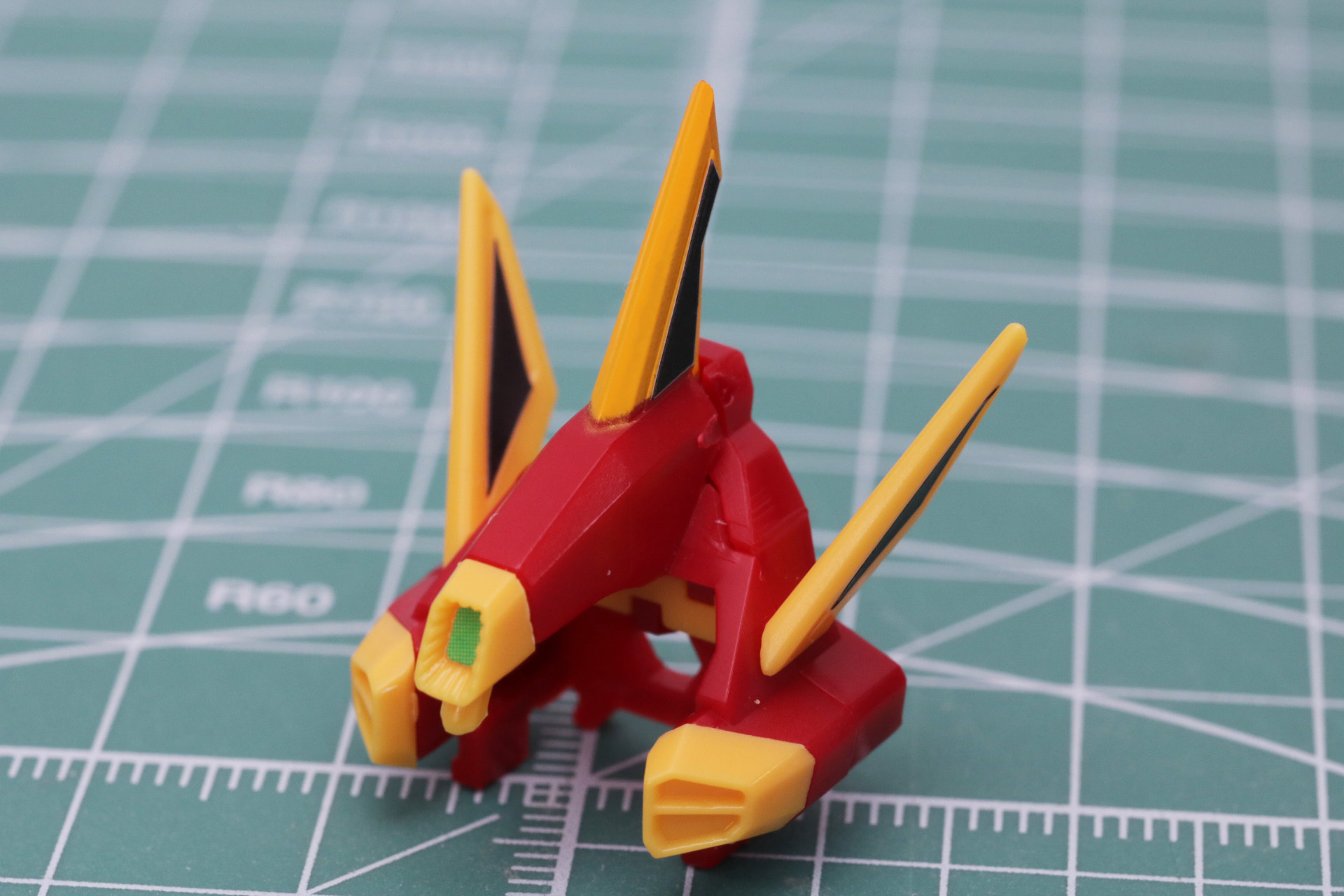 ヘルメットにはセンサーとアンテナにシールを貼る