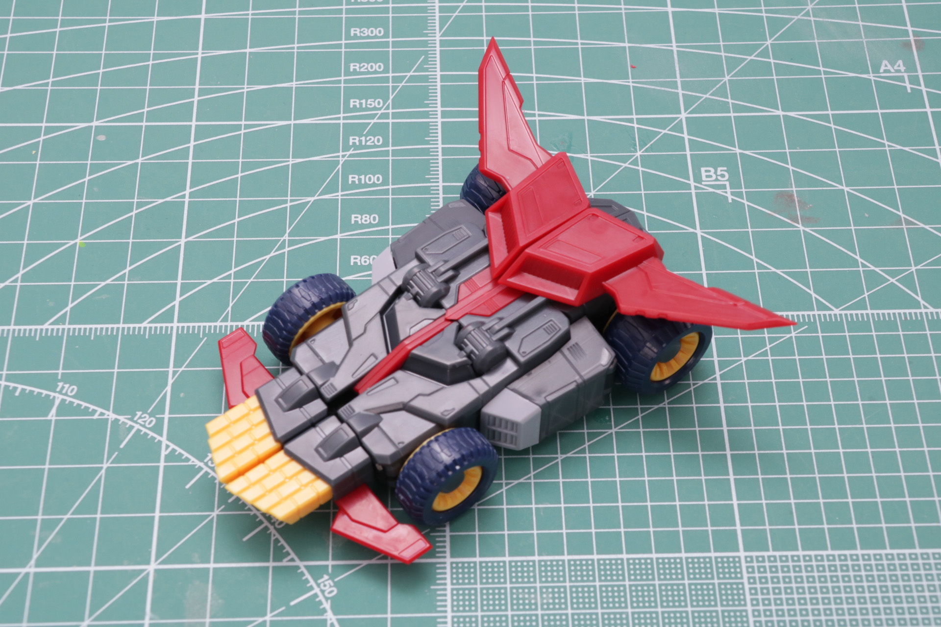 「ダイナストライカー」シールなし。左右のパーツを合わせて完成する