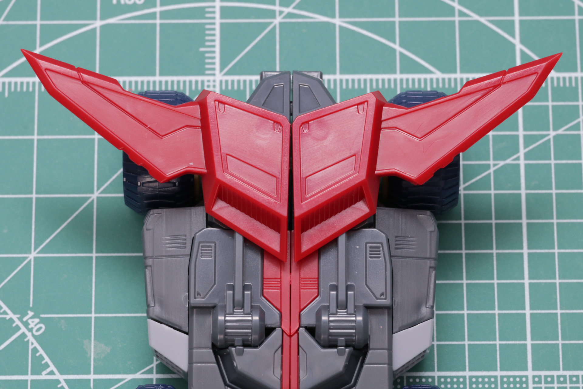 ウイング部分にシールを貼る