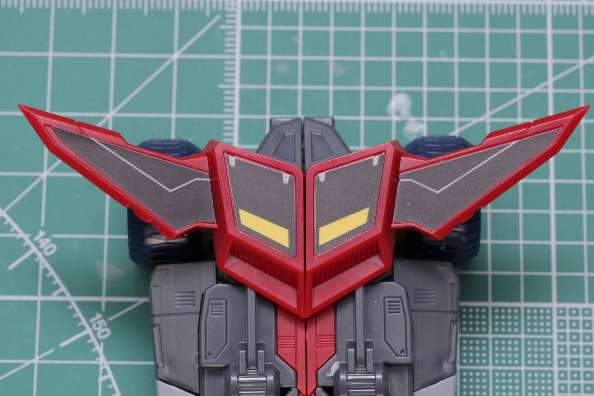 ウイング部分にシールを貼る