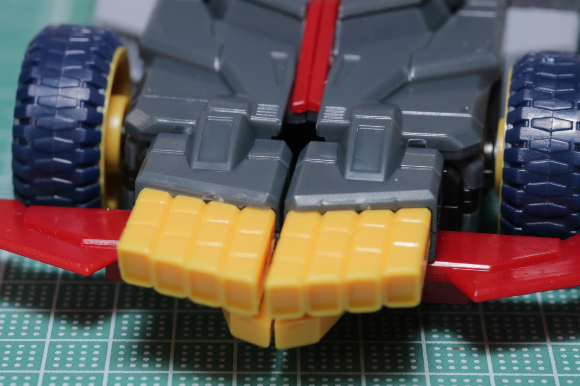 フロント部分に小さいシールを貼る