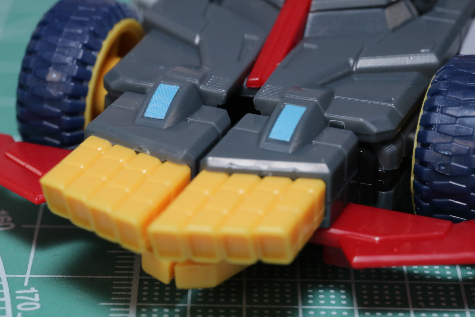 フロント部分に小さいシールを貼る