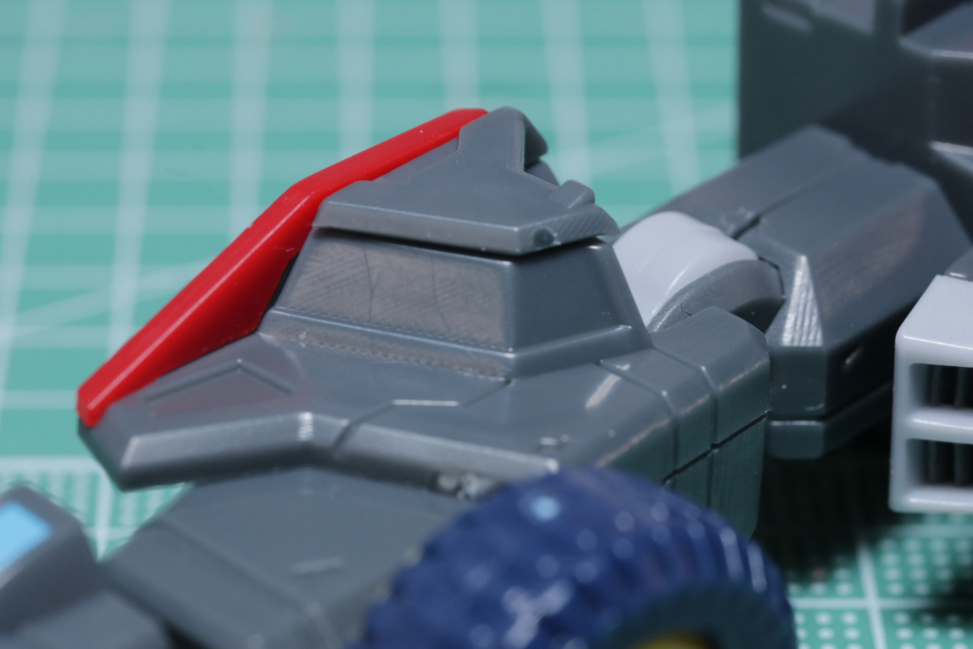 フロントガラス部分にシールを貼る