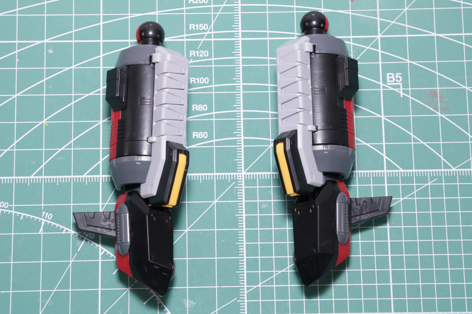 ミサイル発射口の開閉や可動部が組み込まれている